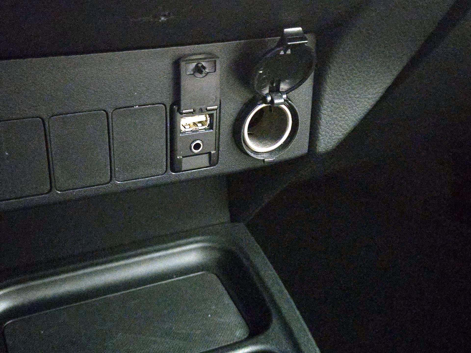 Thumbnail: 2018 Toyota RAV4 - 18