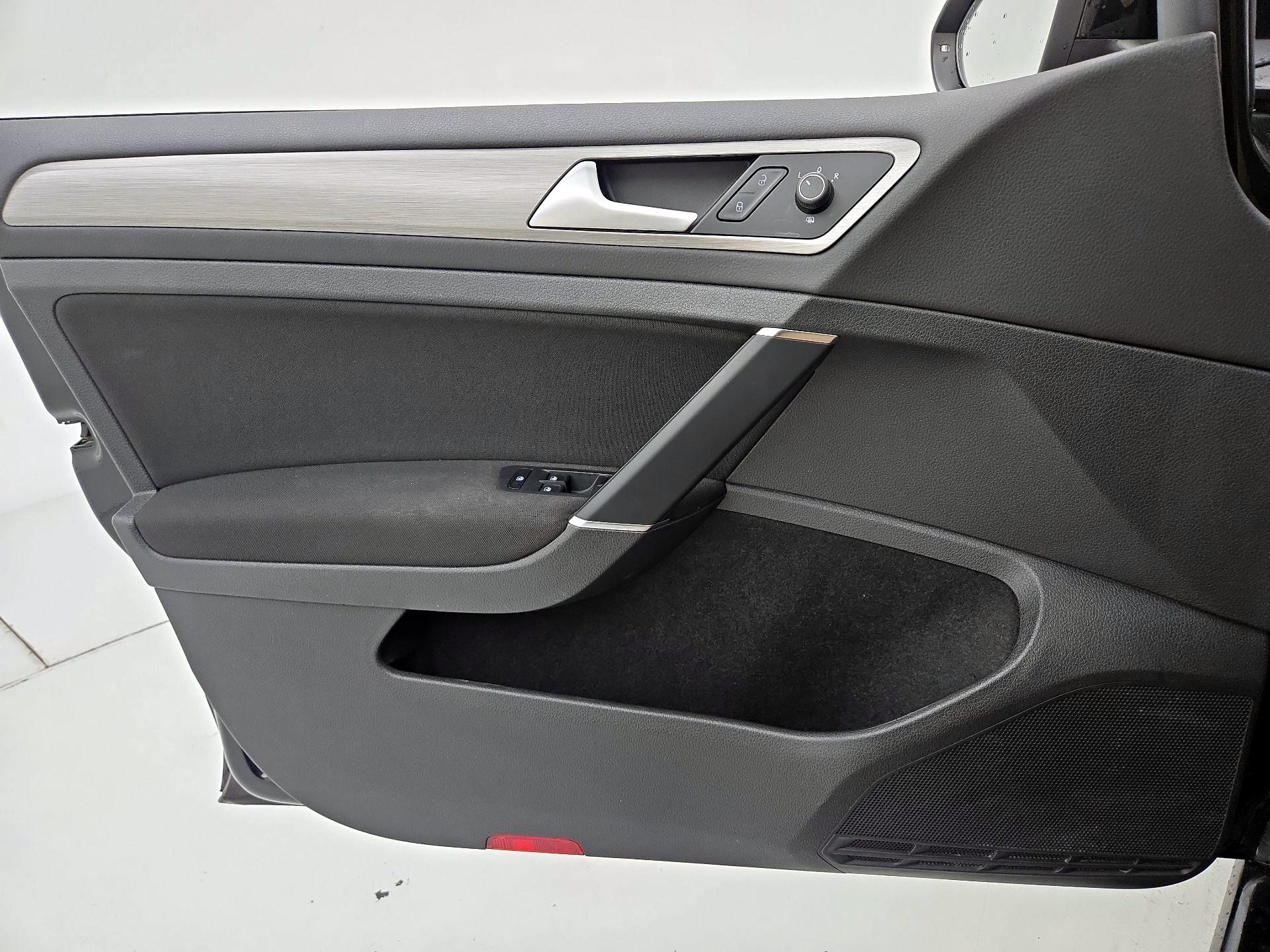 Thumbnail: 2017 Volkswagen Golf - 12