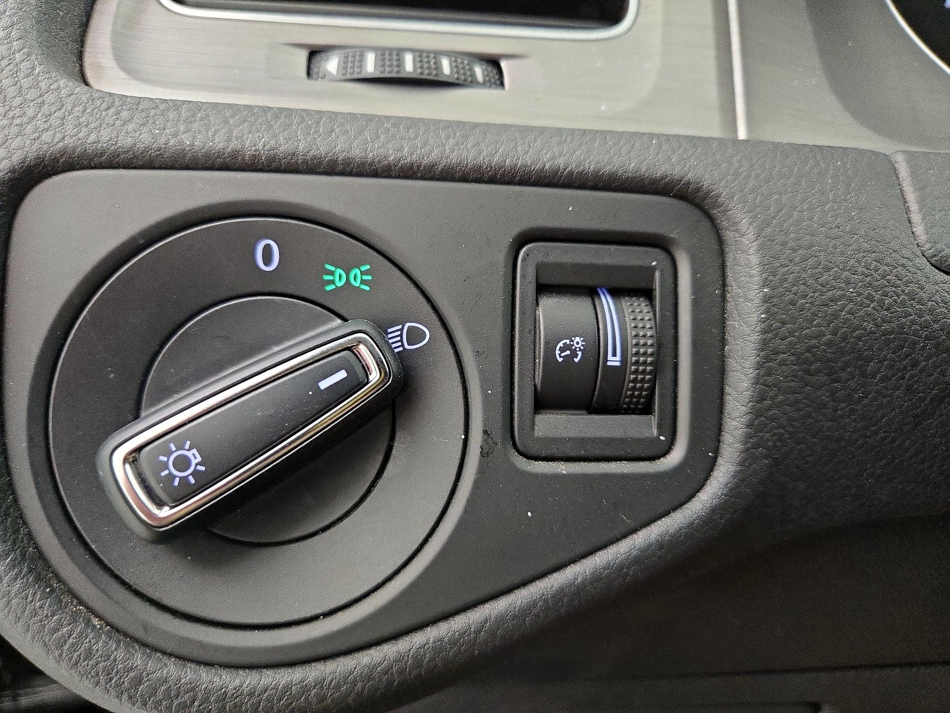 Thumbnail: 2017 Volkswagen Golf - 13