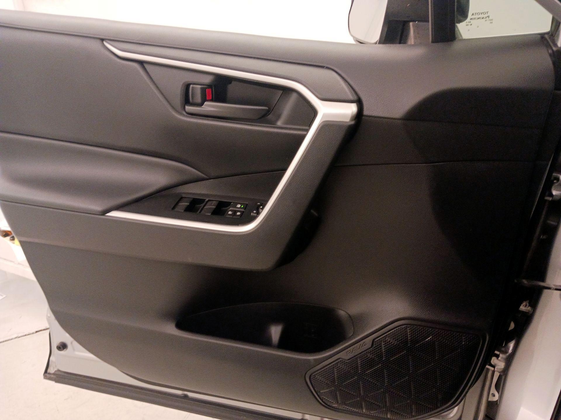 Thumbnail: 2019 Toyota RAV4 - 12