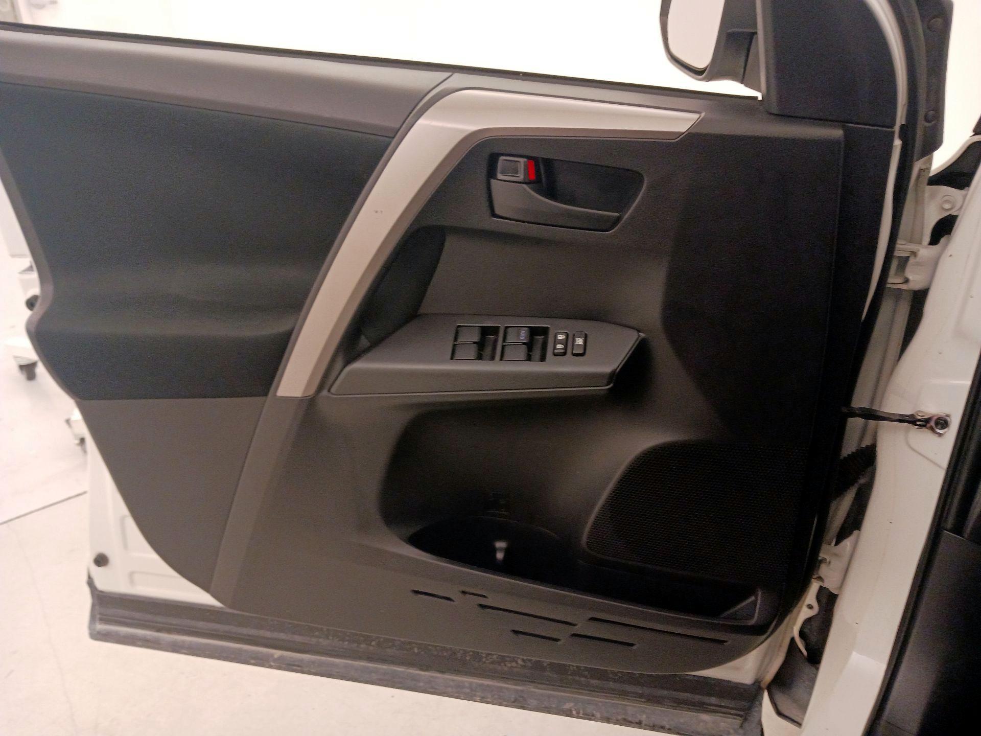 Thumbnail: 2018 Toyota RAV4 - 12