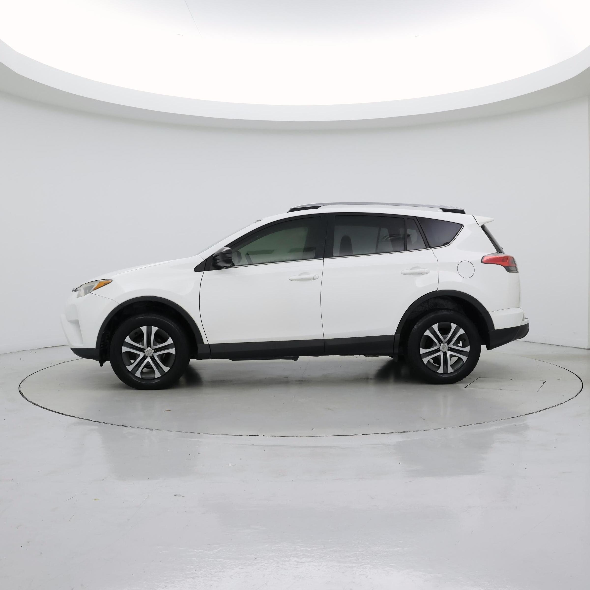 Thumbnail: 2018 Toyota RAV4 - 3