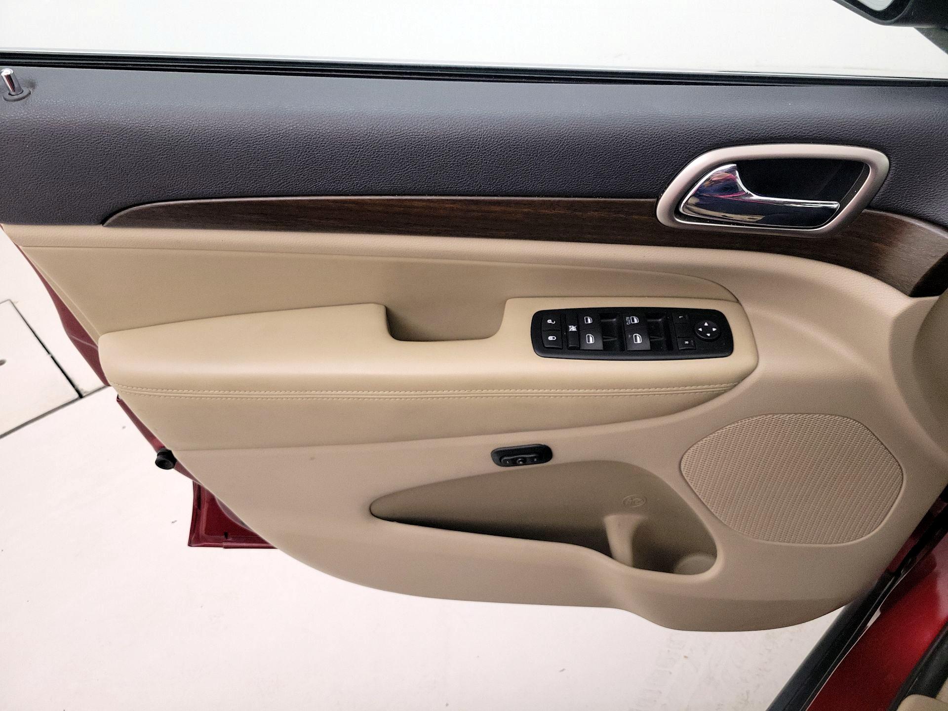 Thumbnail: 2015 Jeep Grand Cherokee - 12