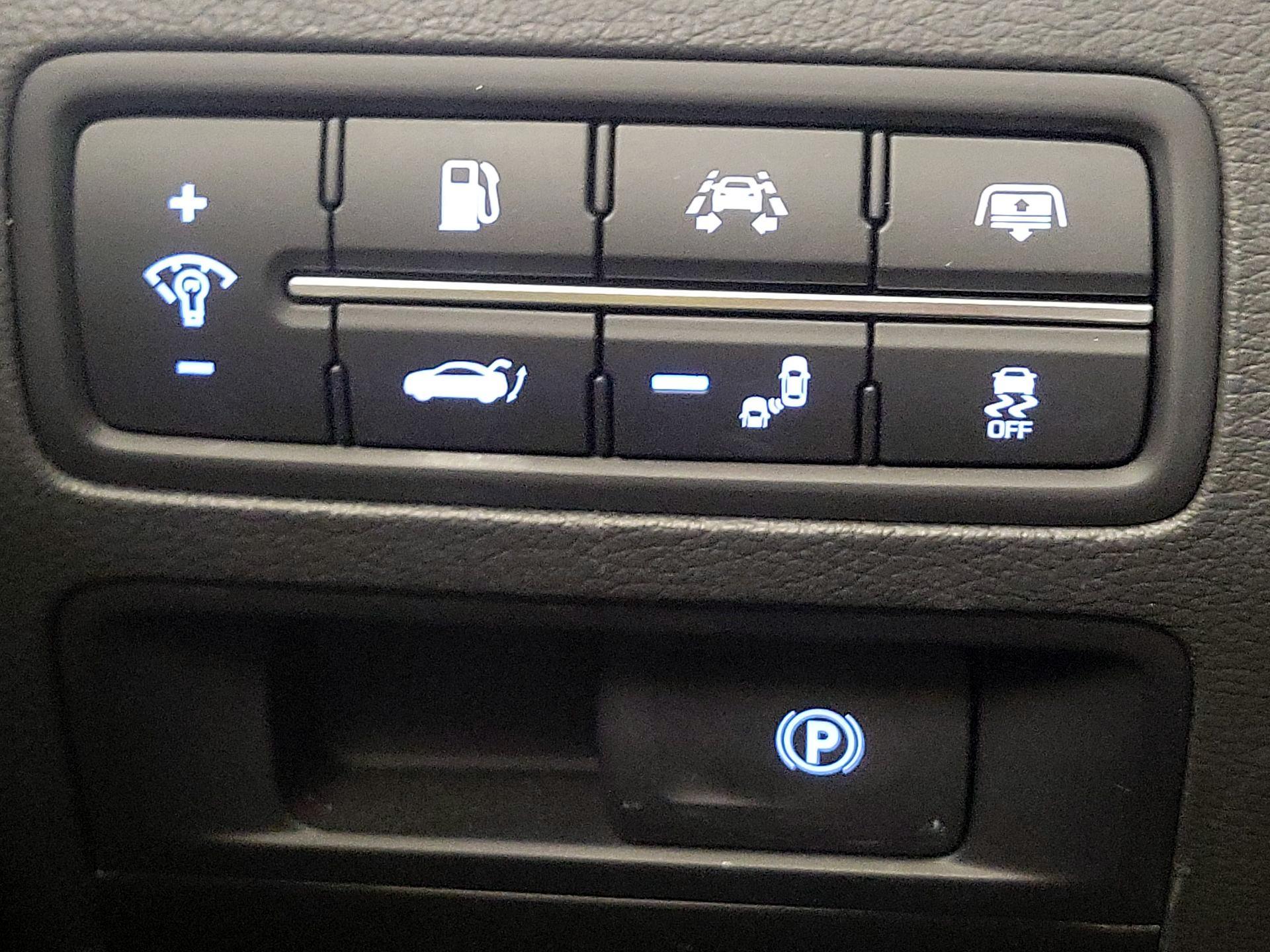 Thumbnail: 2018 Genesis G80 - 13