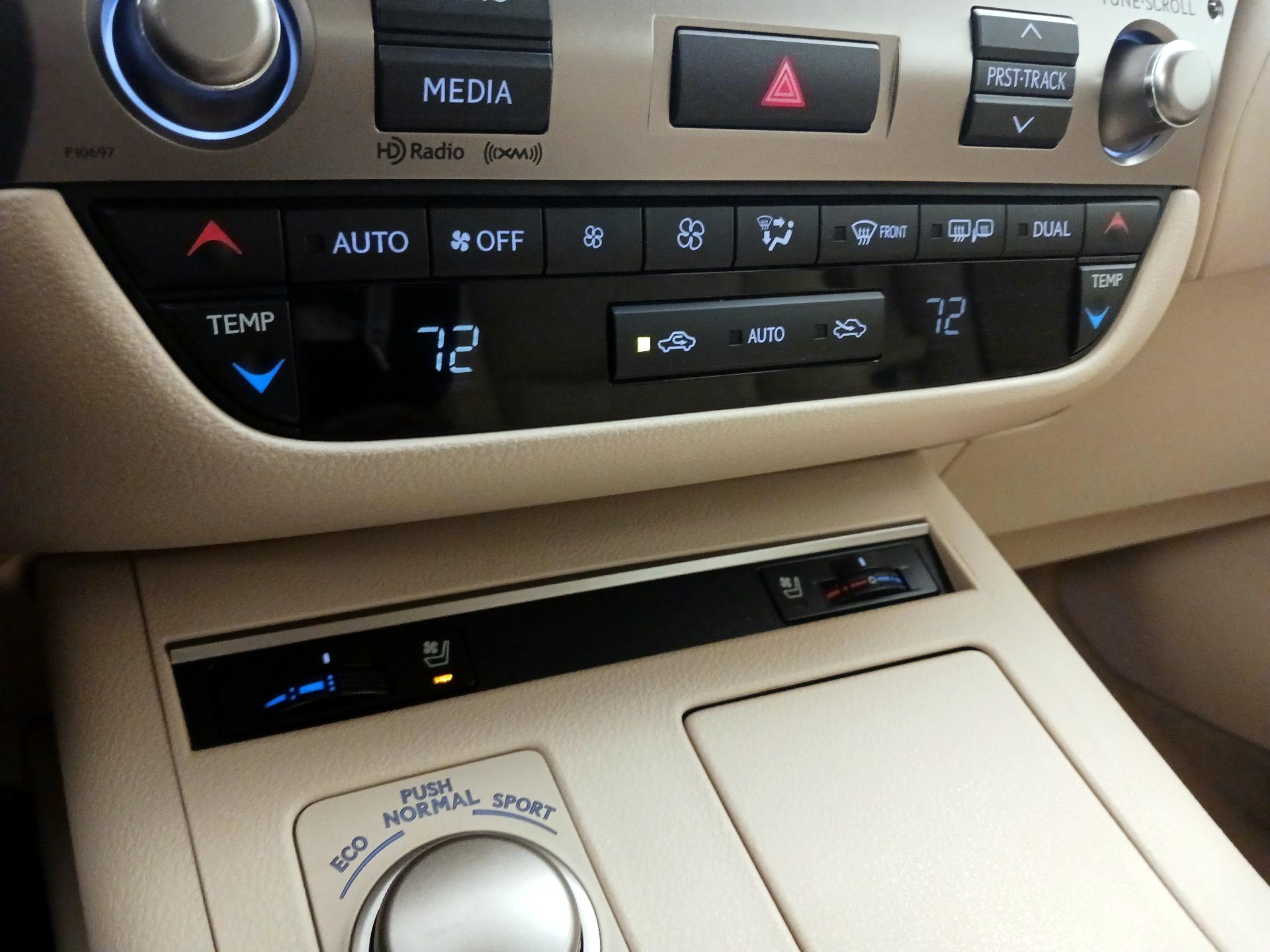 Thumbnail: 2014 Lexus ES - 16