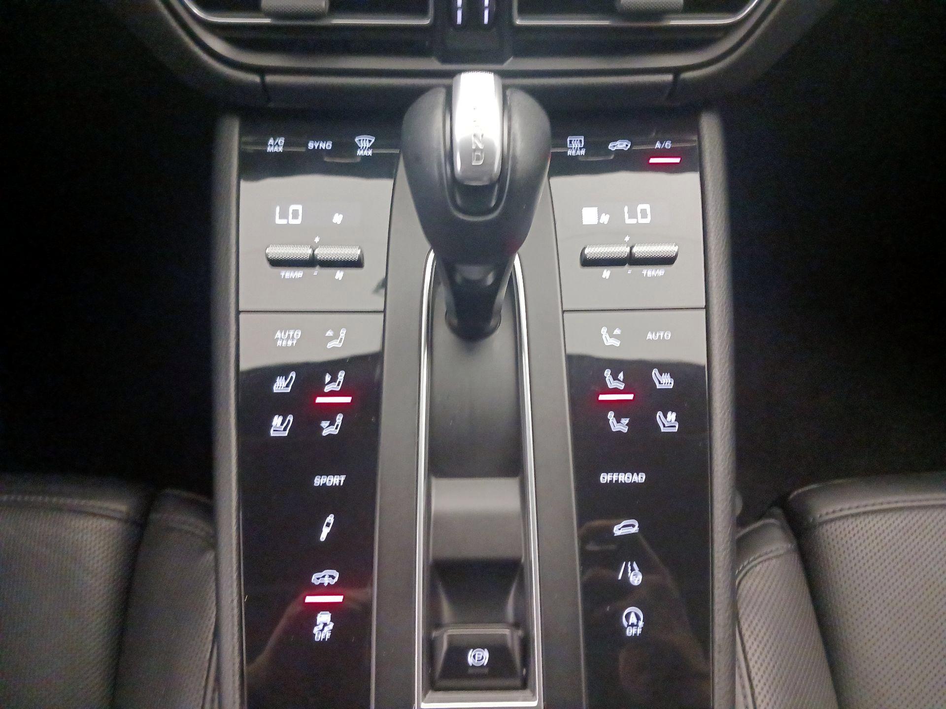 Thumbnail: 2022 Porsche Macan - 18