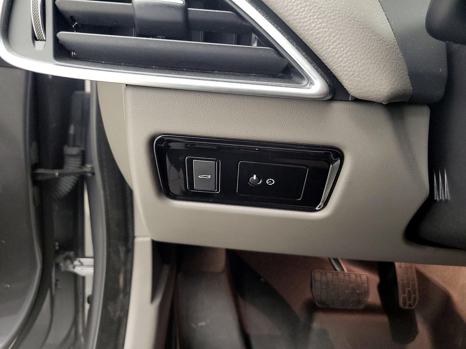 Thumbnail: 2017 Jaguar XE - 13