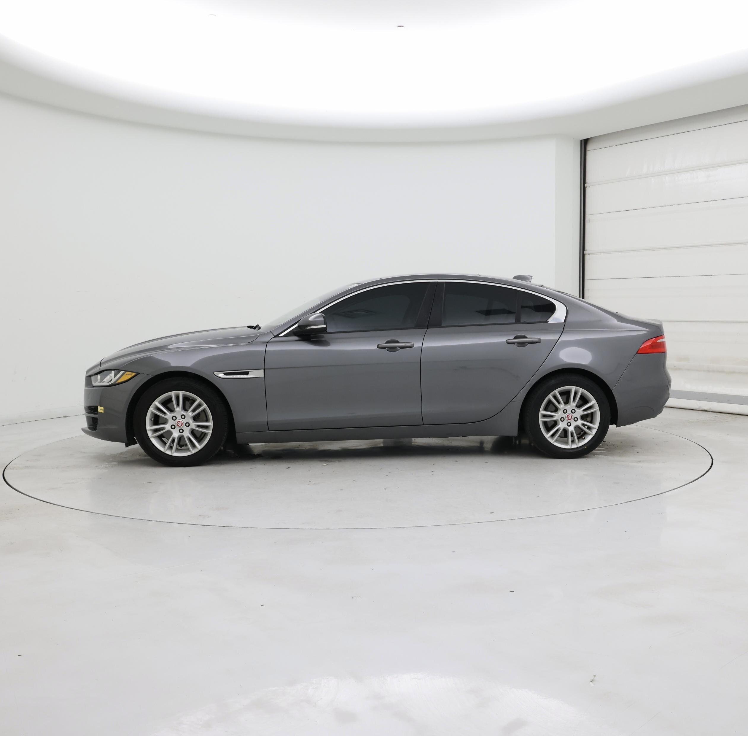 Thumbnail: 2017 Jaguar XE - 3