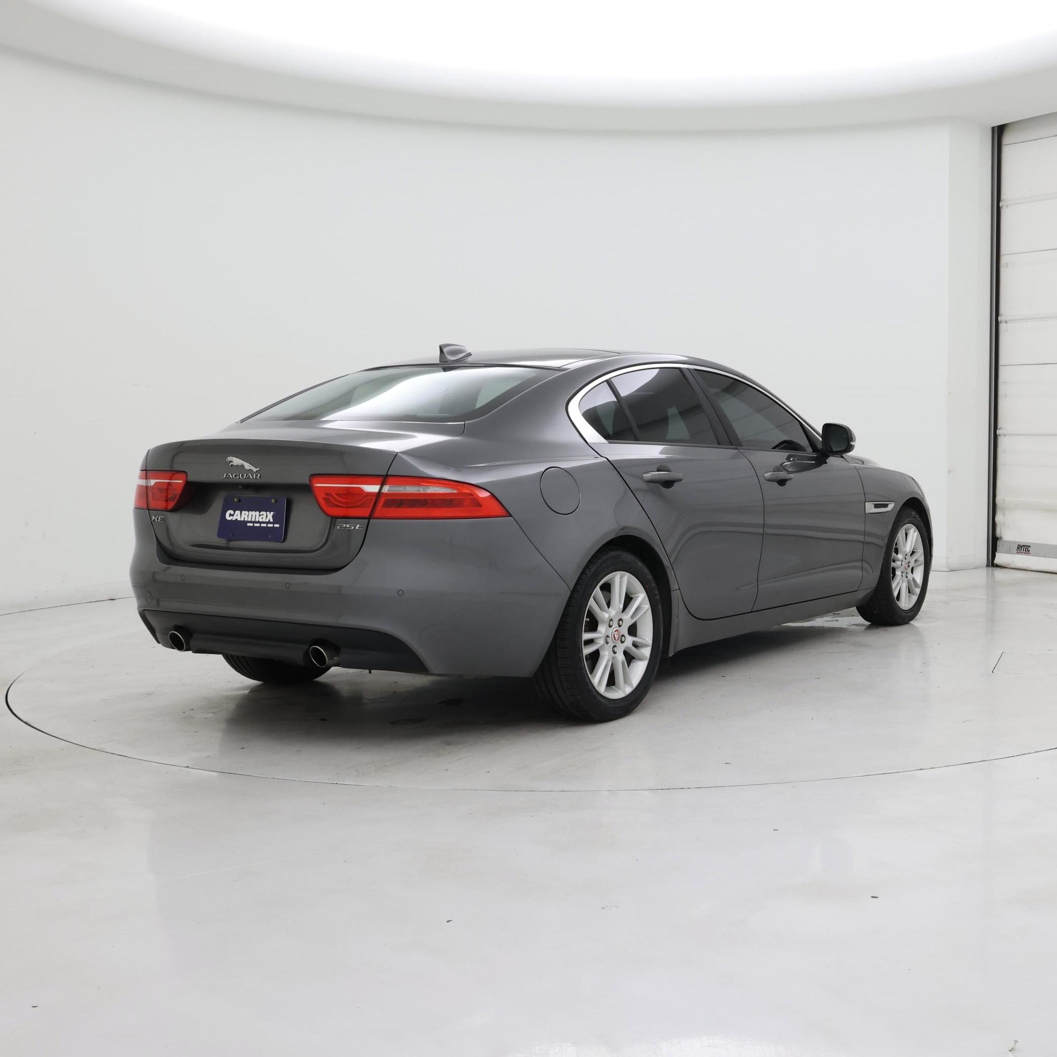 Thumbnail: 2017 Jaguar XE - 8