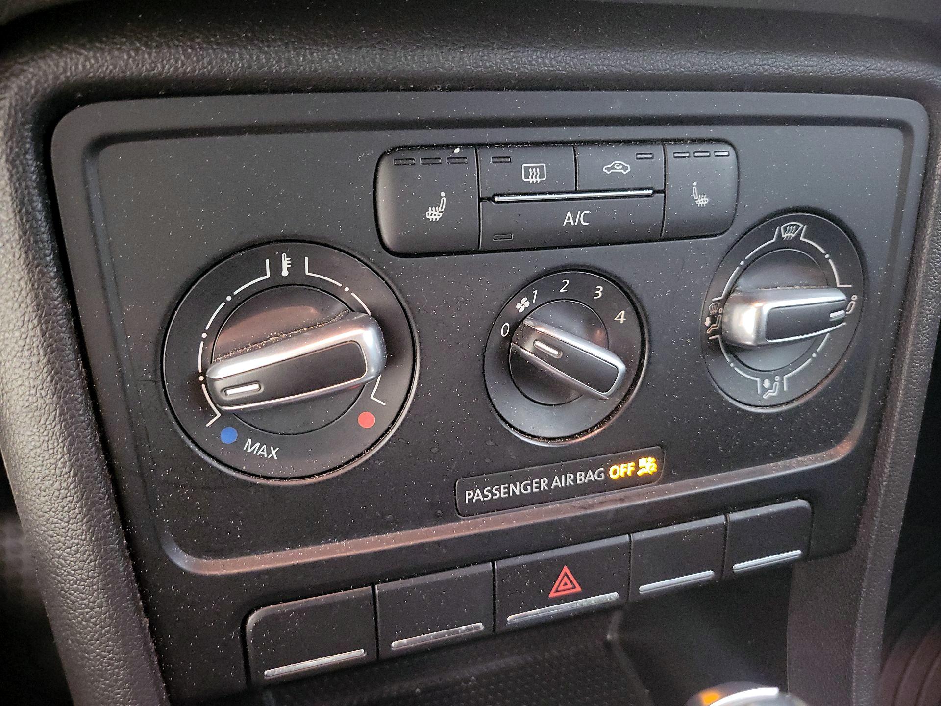 Thumbnail: 2014 Volkswagen Beetle - 16