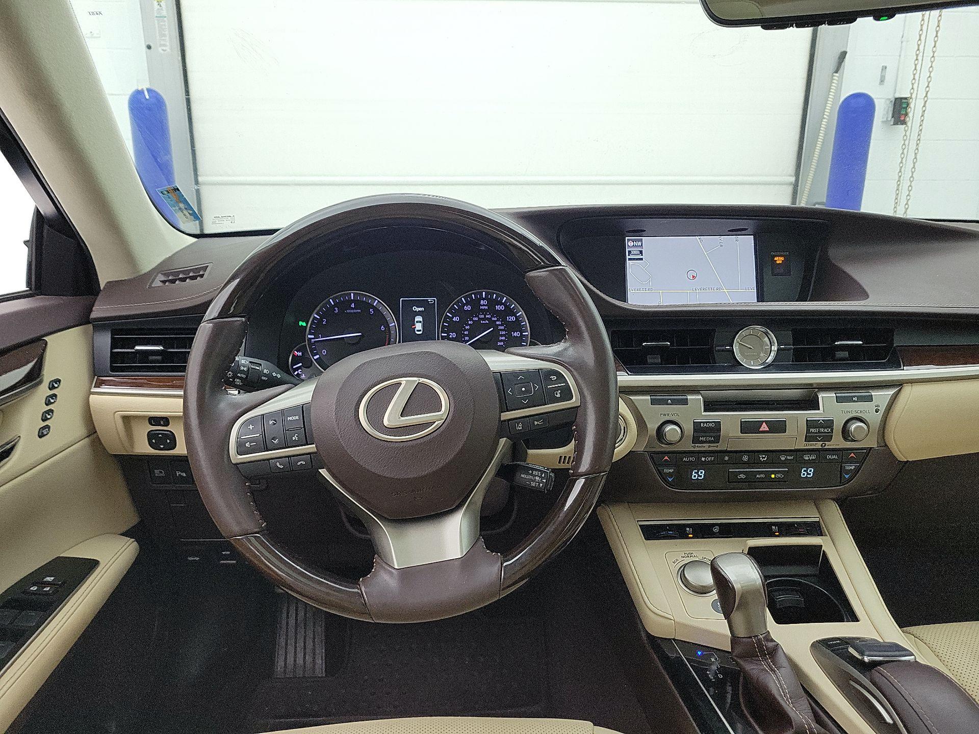 Thumbnail: 2014 Lexus ES - 10