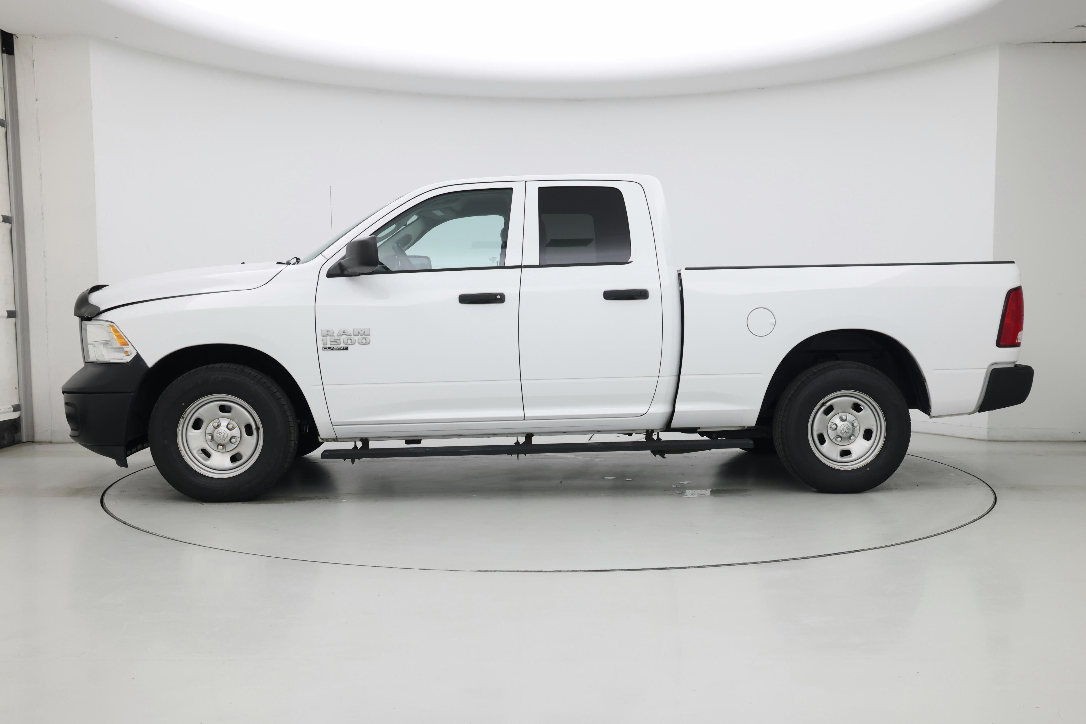 Thumbnail: 2019 RAM 1500 Classic - 3