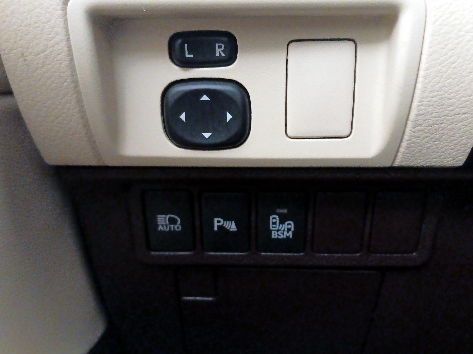 Thumbnail: 2018 Lexus ES - 13