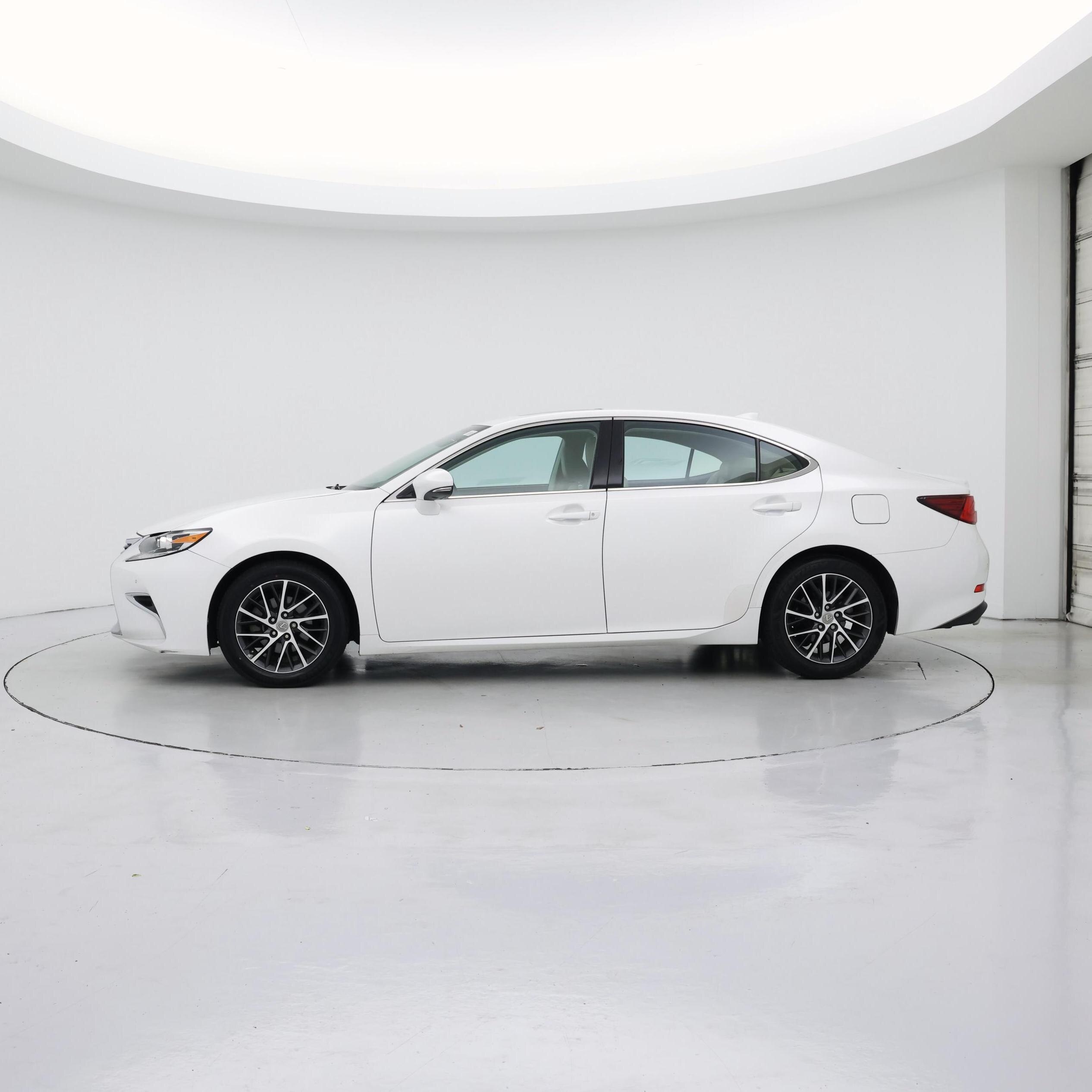 Thumbnail: 2018 Lexus ES - 3