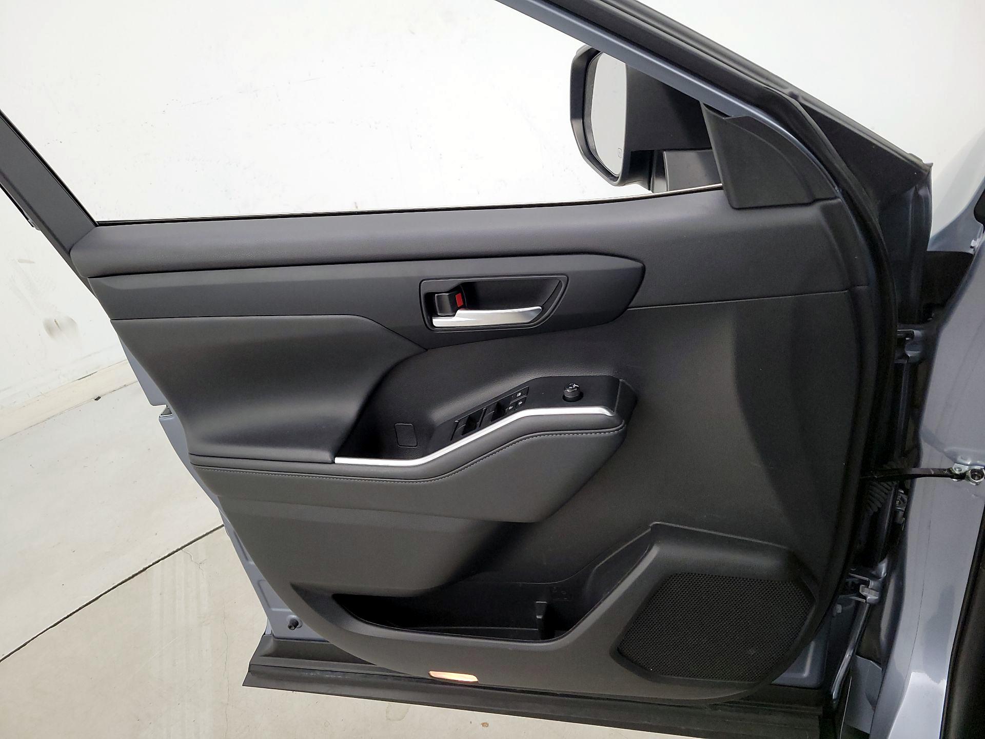 Thumbnail: 2023 Toyota Highlander - 12