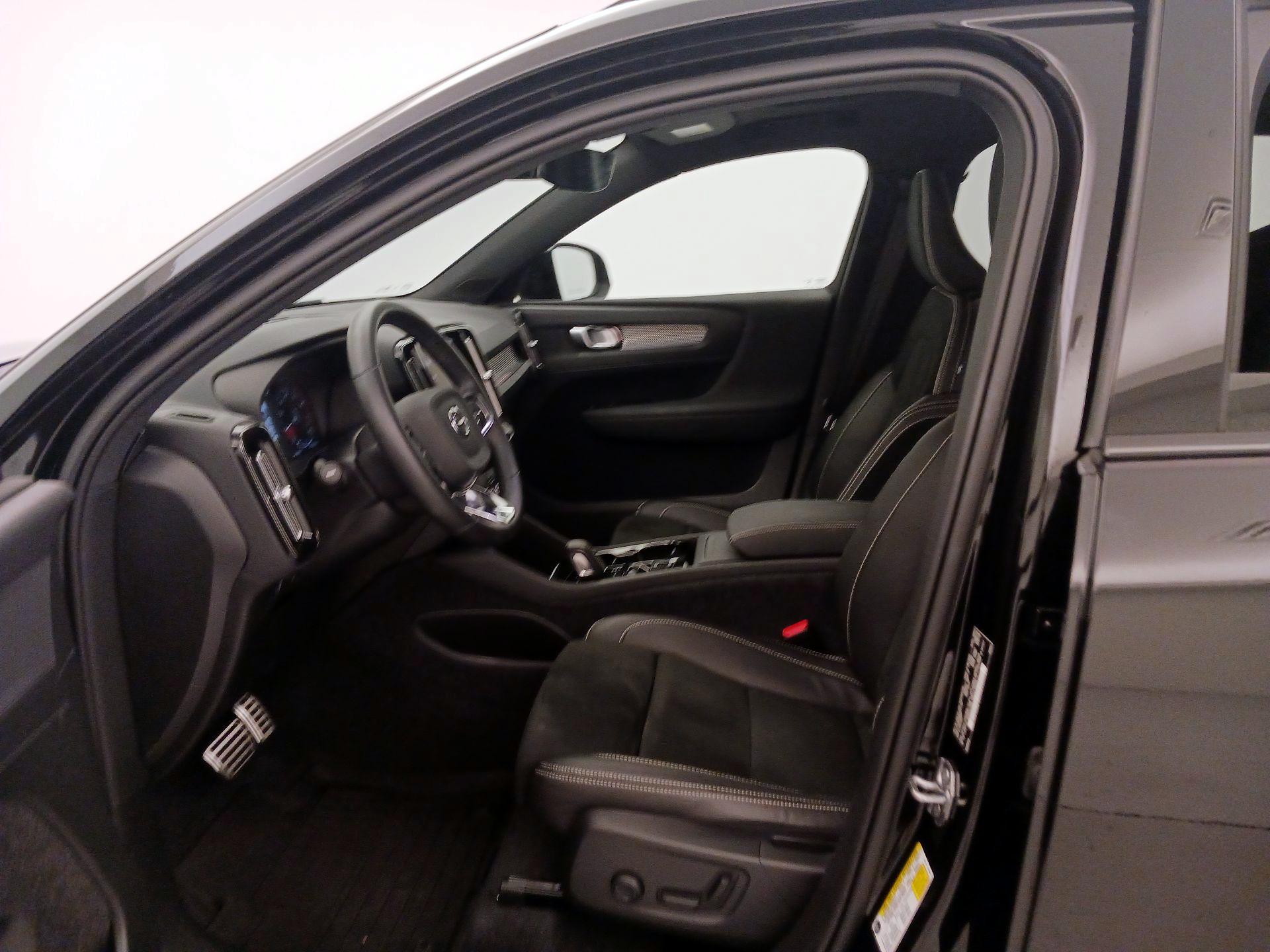 Thumbnail: 2022 Volvo XC40 - 11