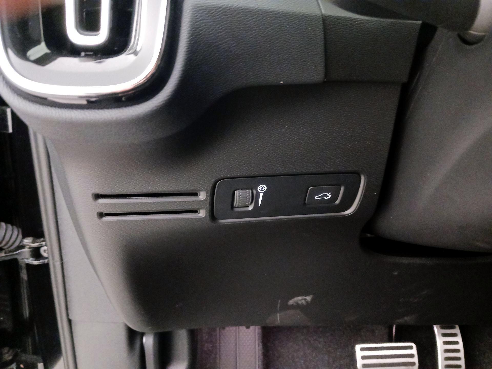 Thumbnail: 2022 Volvo XC40 - 13