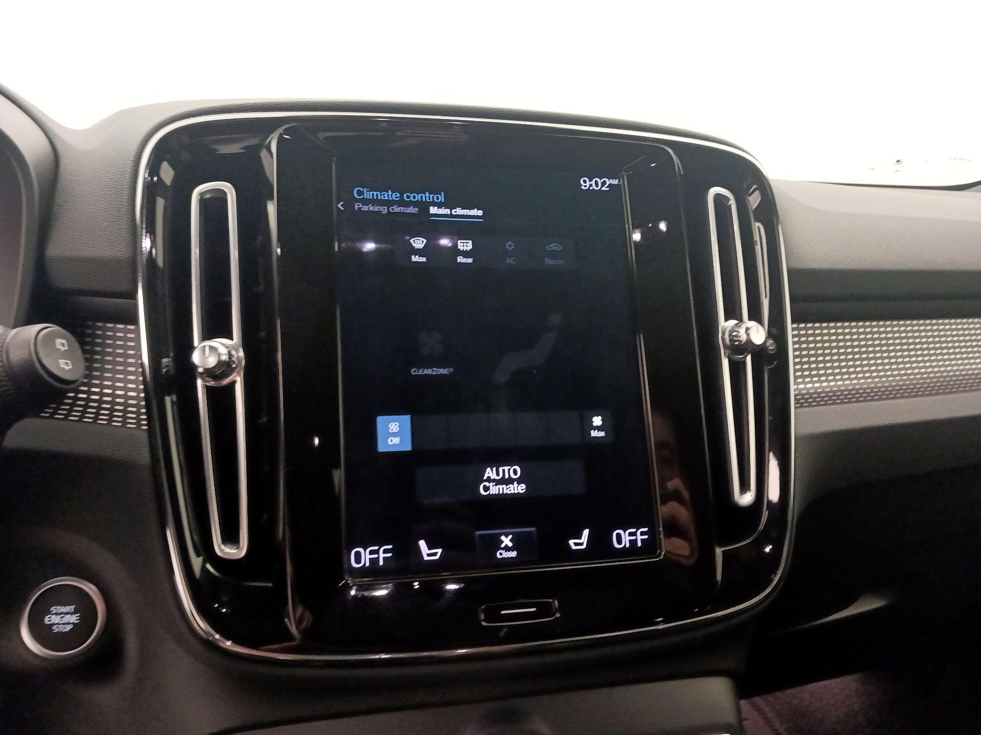 Thumbnail: 2022 Volvo XC40 - 17