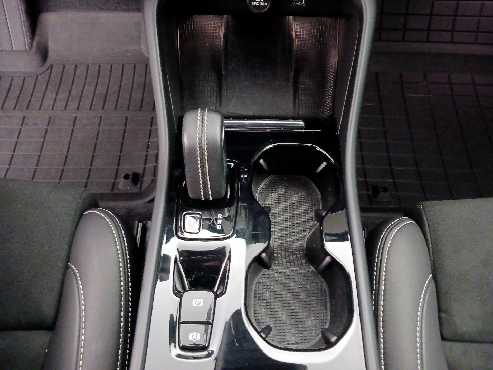 Thumbnail: 2022 Volvo XC40 - 18