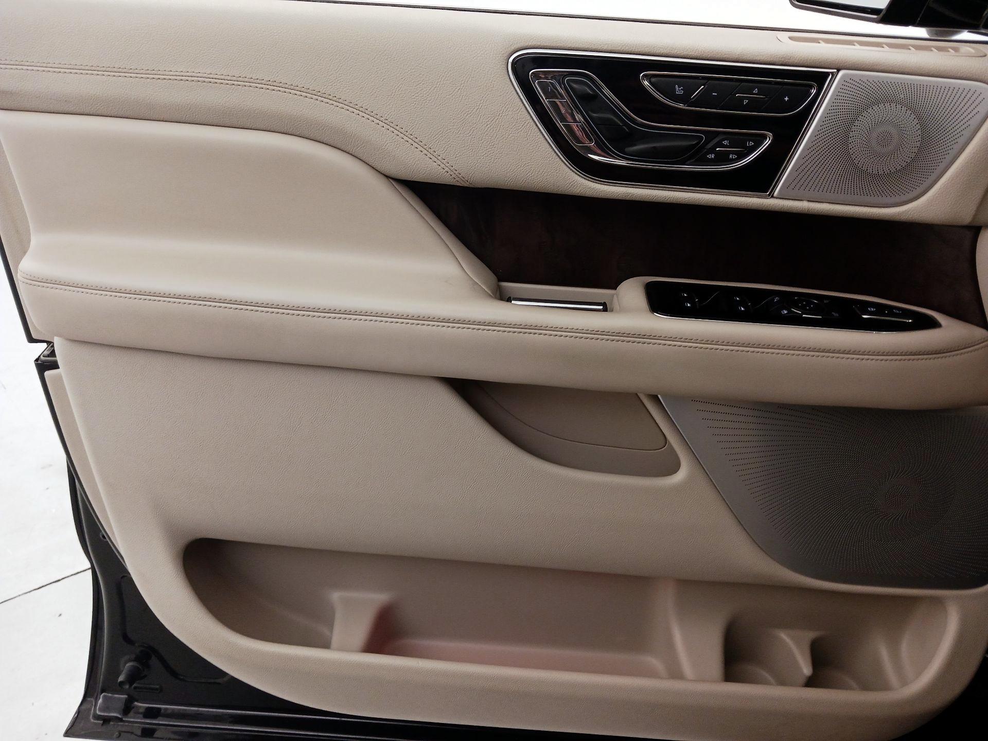 Thumbnail: 2020 Lincoln Navigator - 12