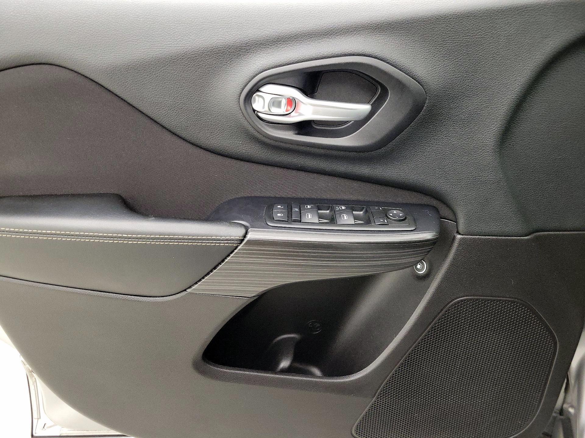 Thumbnail: 2015 Jeep Cherokee - 12