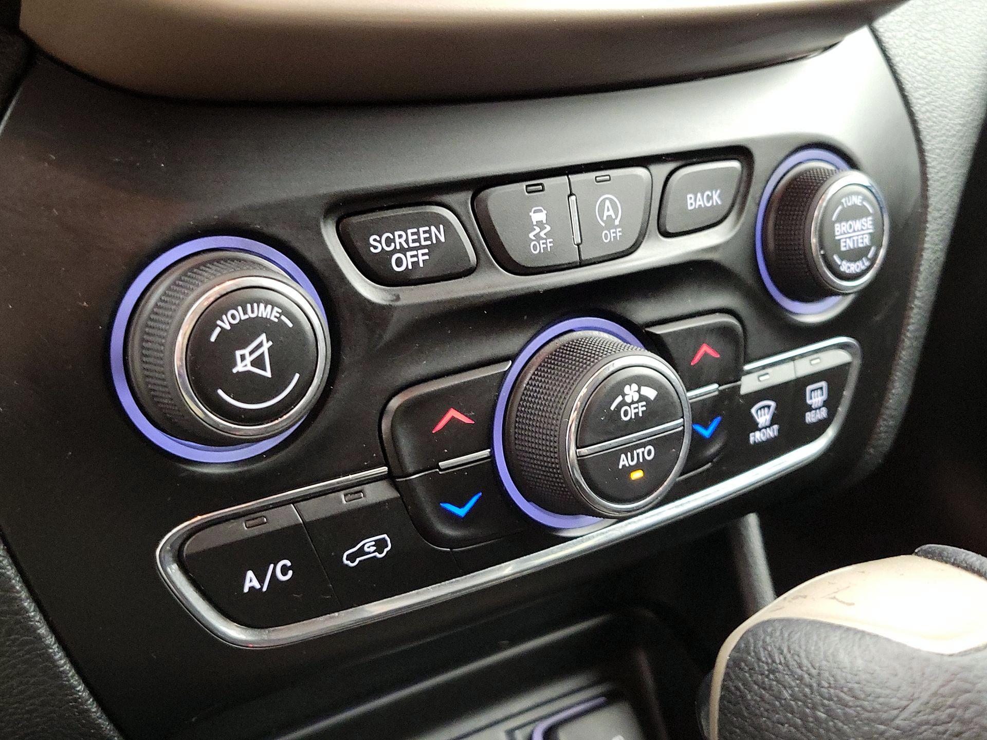 Thumbnail: 2015 Jeep Cherokee - 16