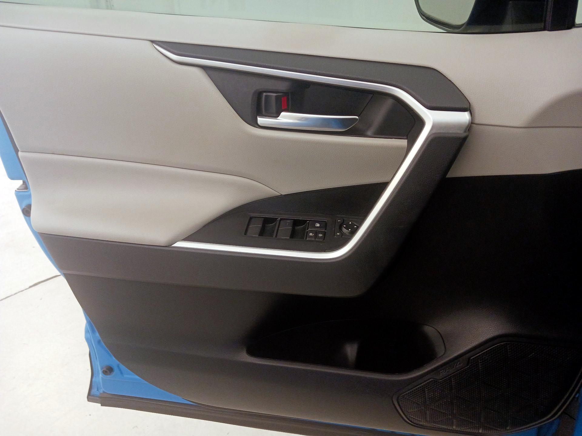 Thumbnail: 2020 Toyota RAV4 - 12