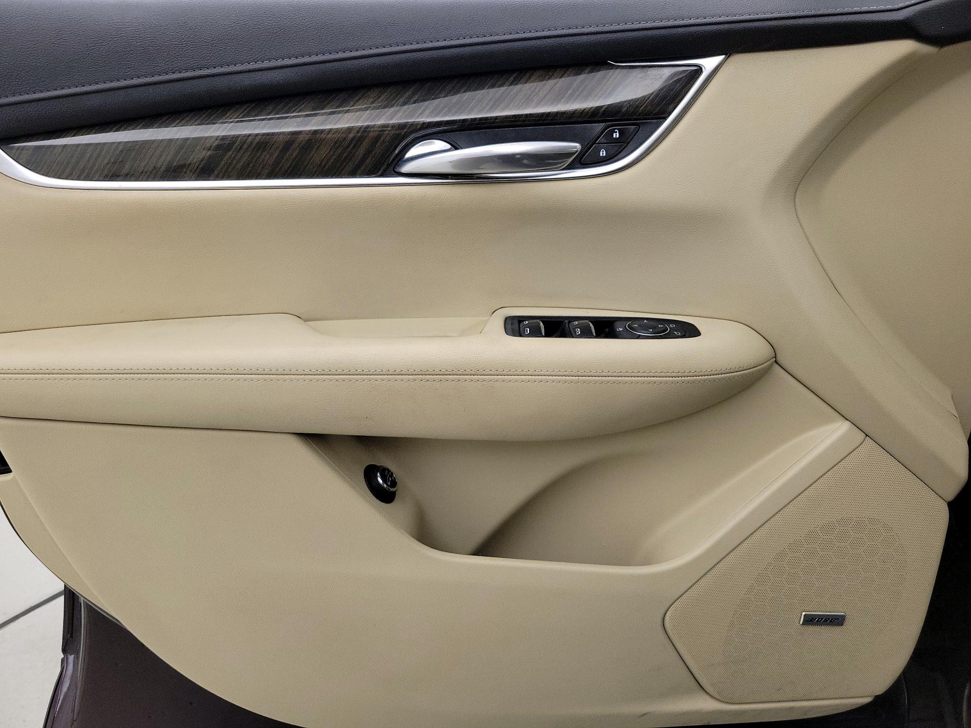 Thumbnail: 2017 Cadillac XT5 - 12