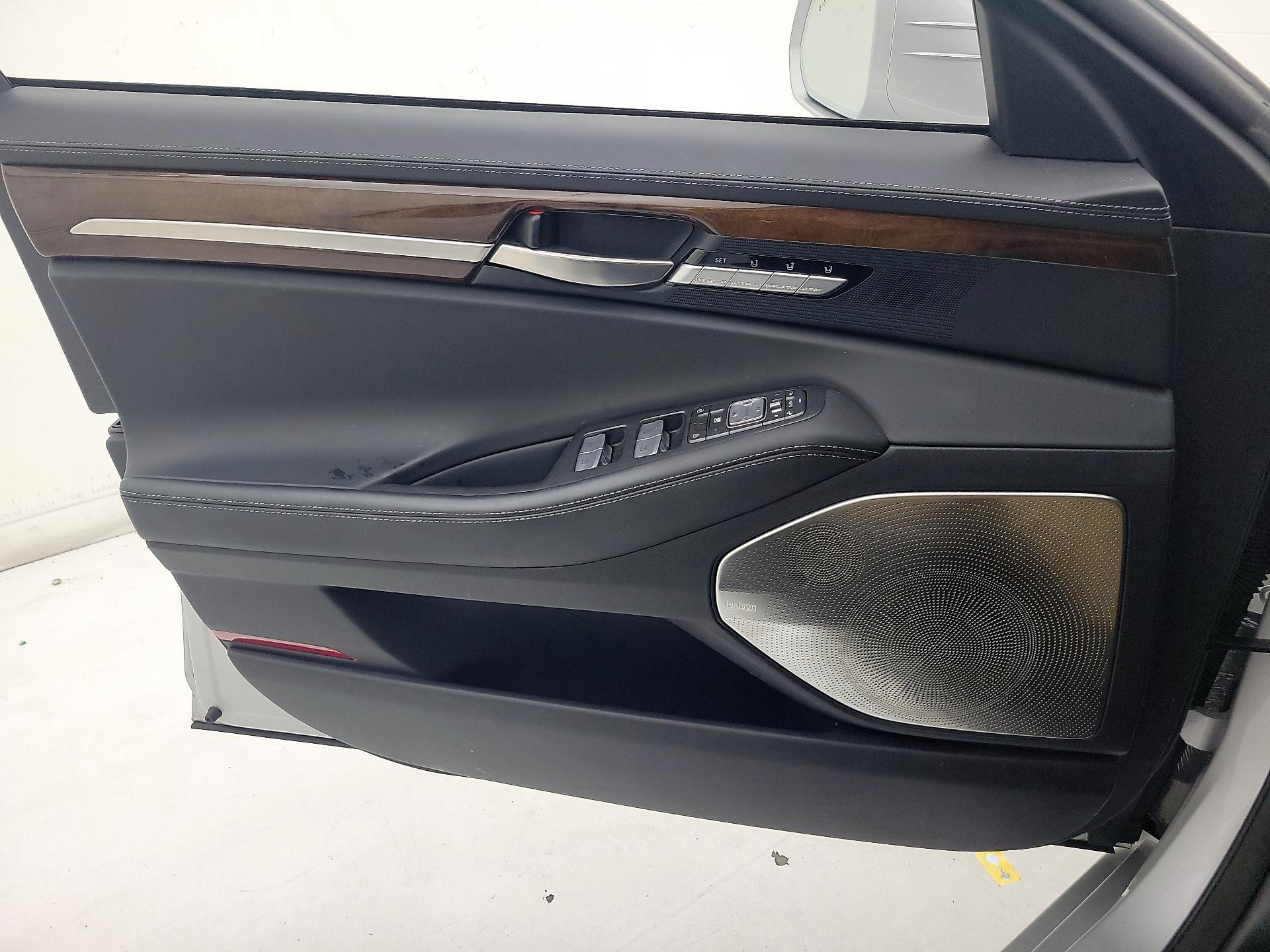 Thumbnail: 2019 Genesis G90 - 12