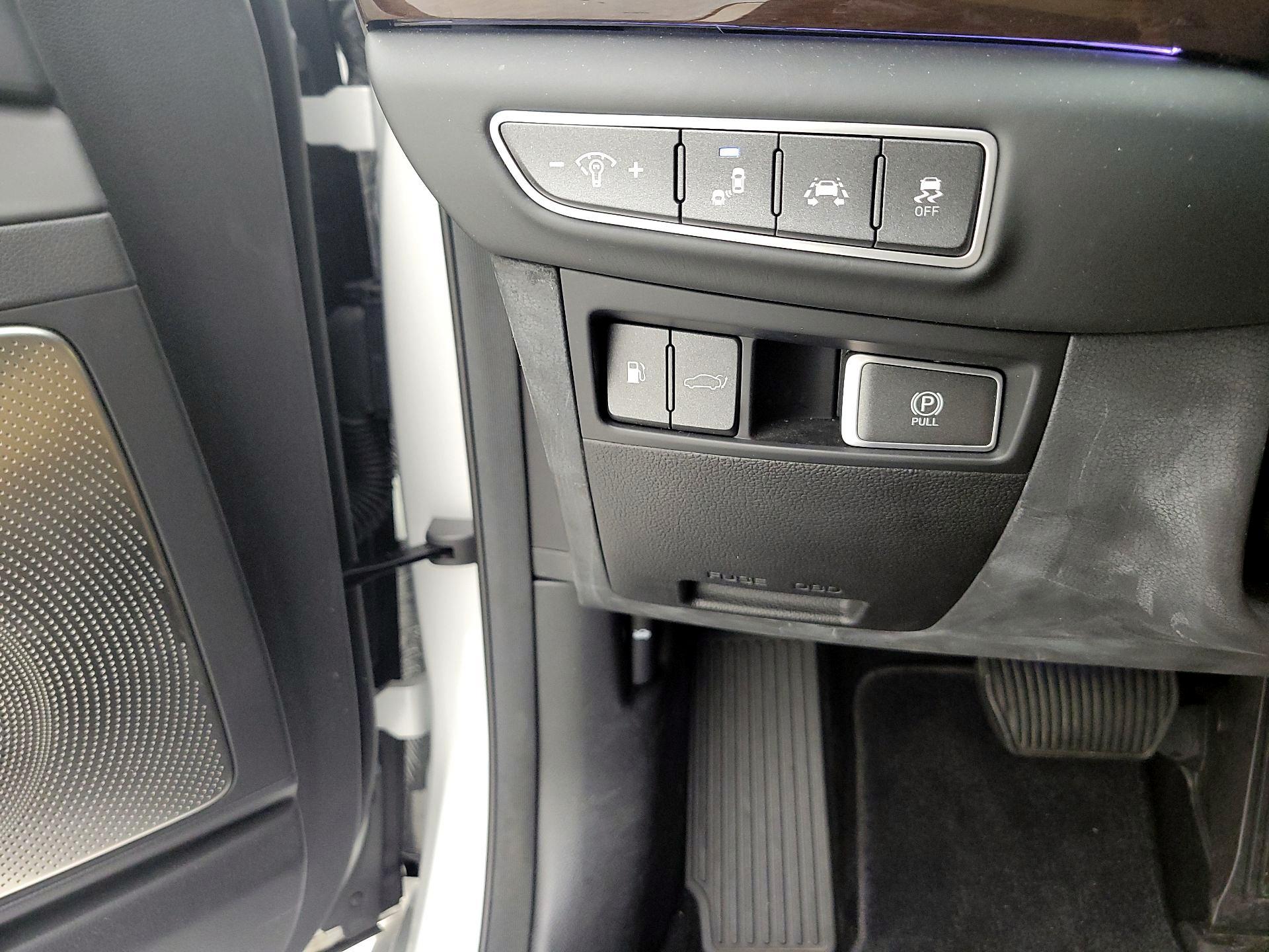 Thumbnail: 2019 Genesis G90 - 13