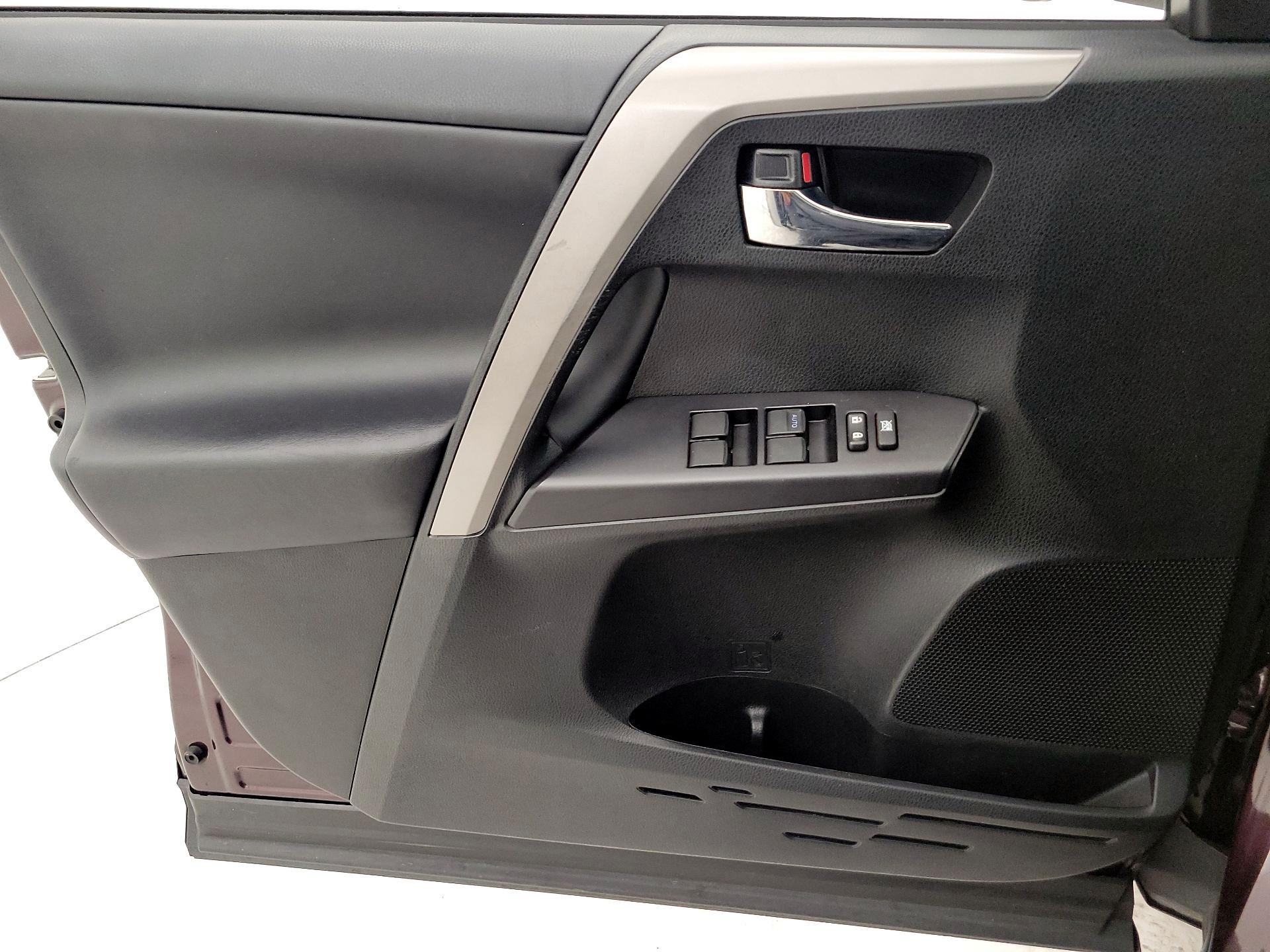 Thumbnail: 2018 Toyota RAV4 - 12