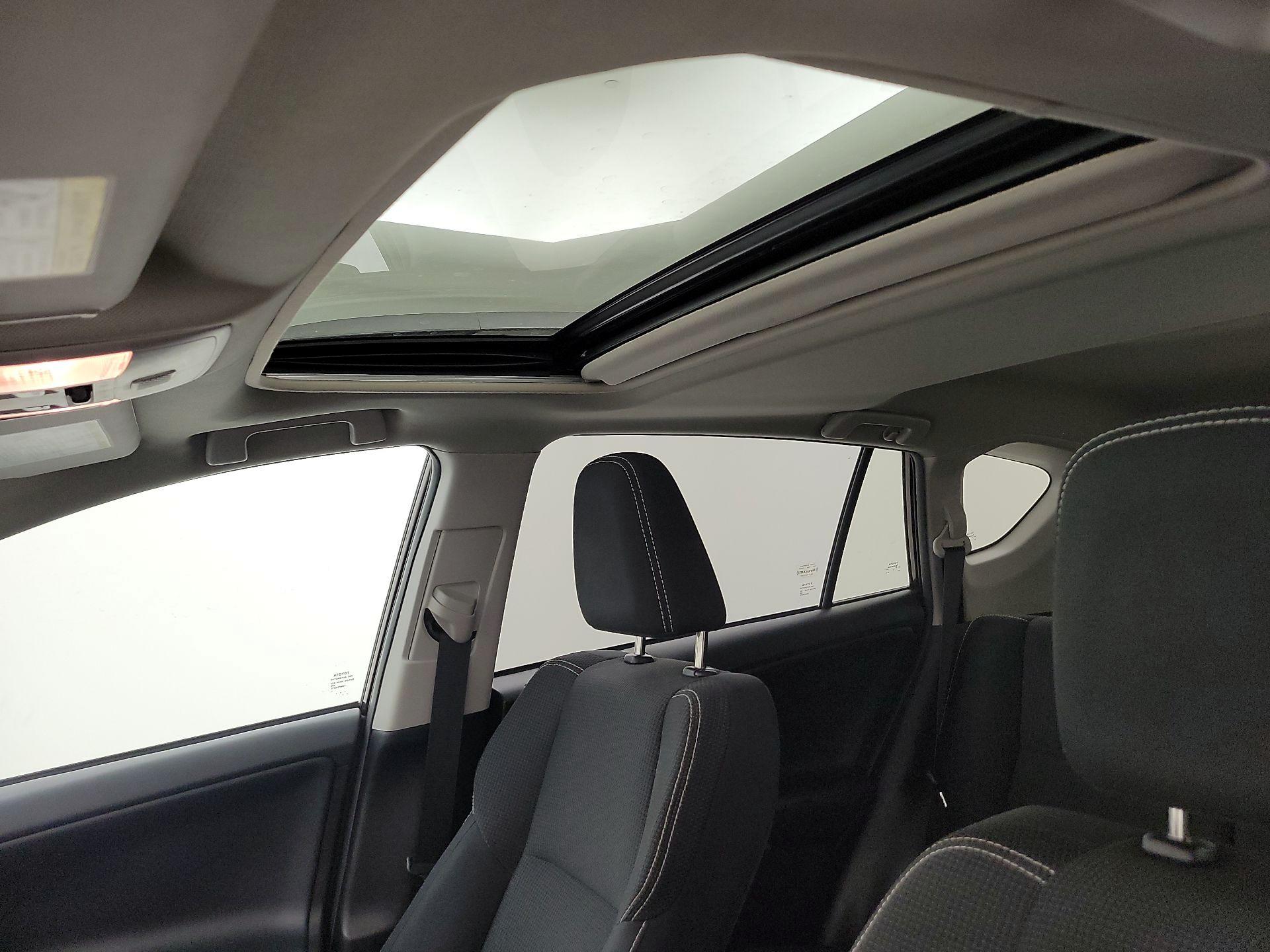 Thumbnail: 2018 Toyota RAV4 - 19