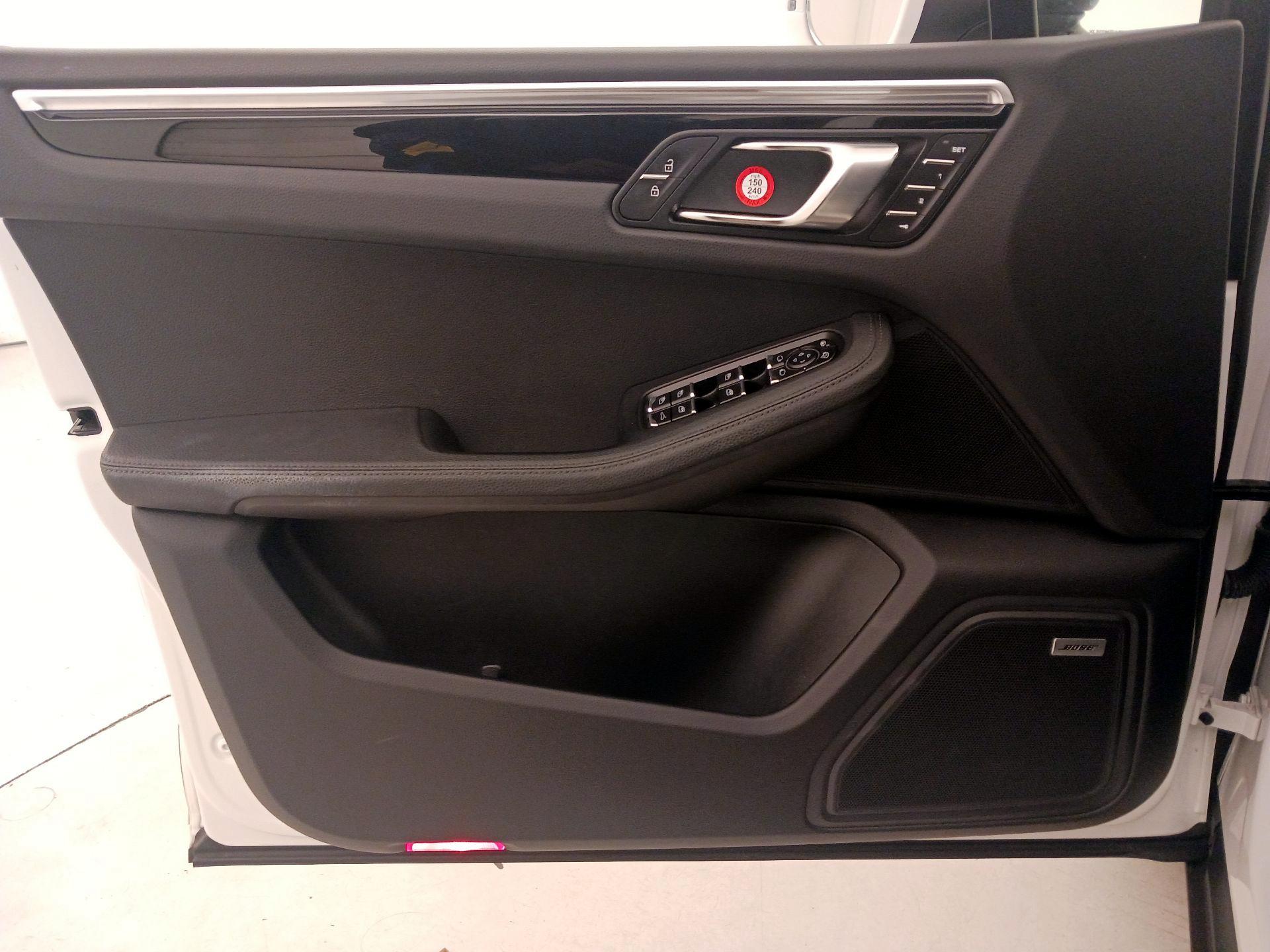 Thumbnail: 2021 Porsche Macan - 12