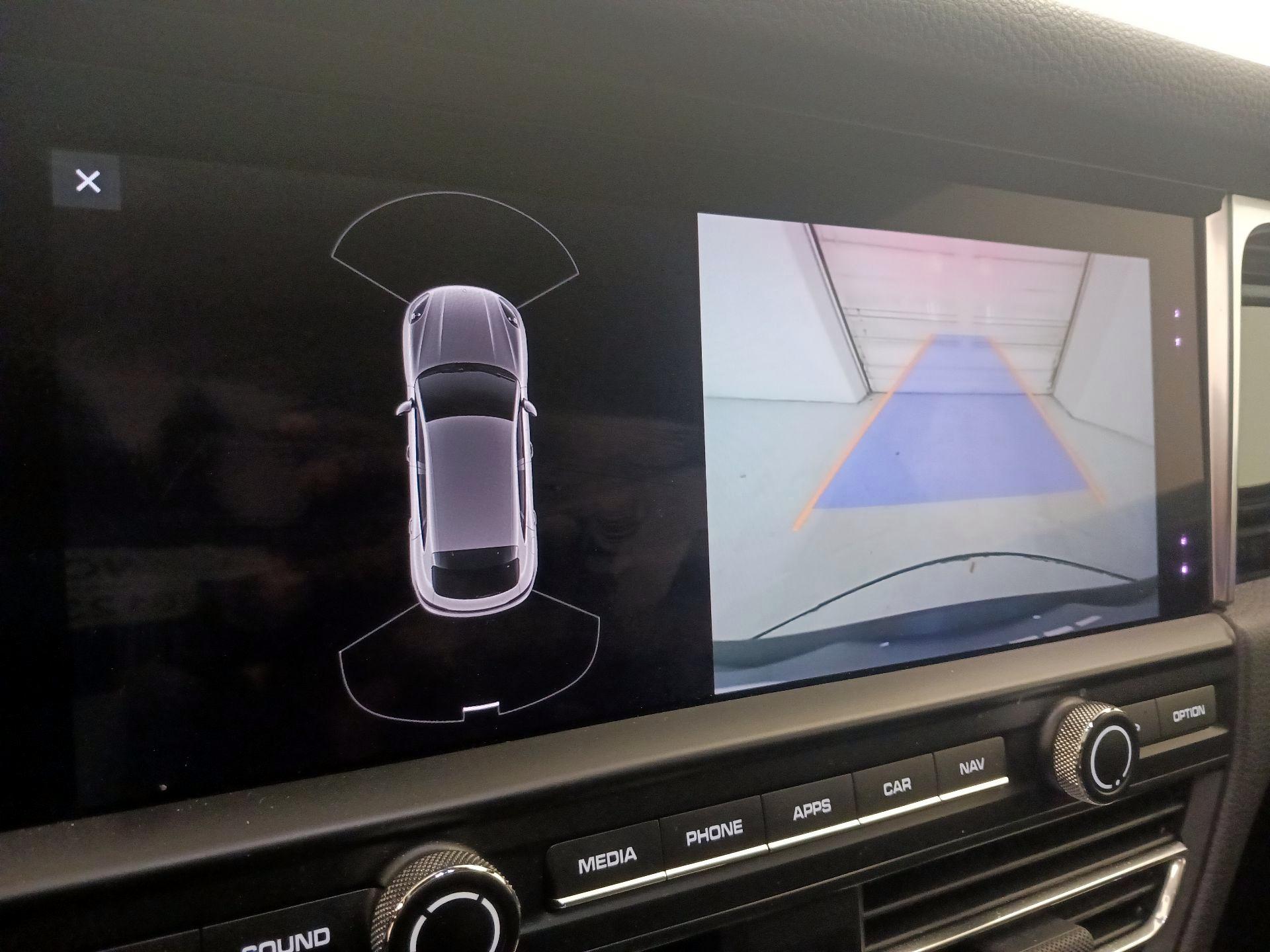 Thumbnail: 2021 Porsche Macan - 15