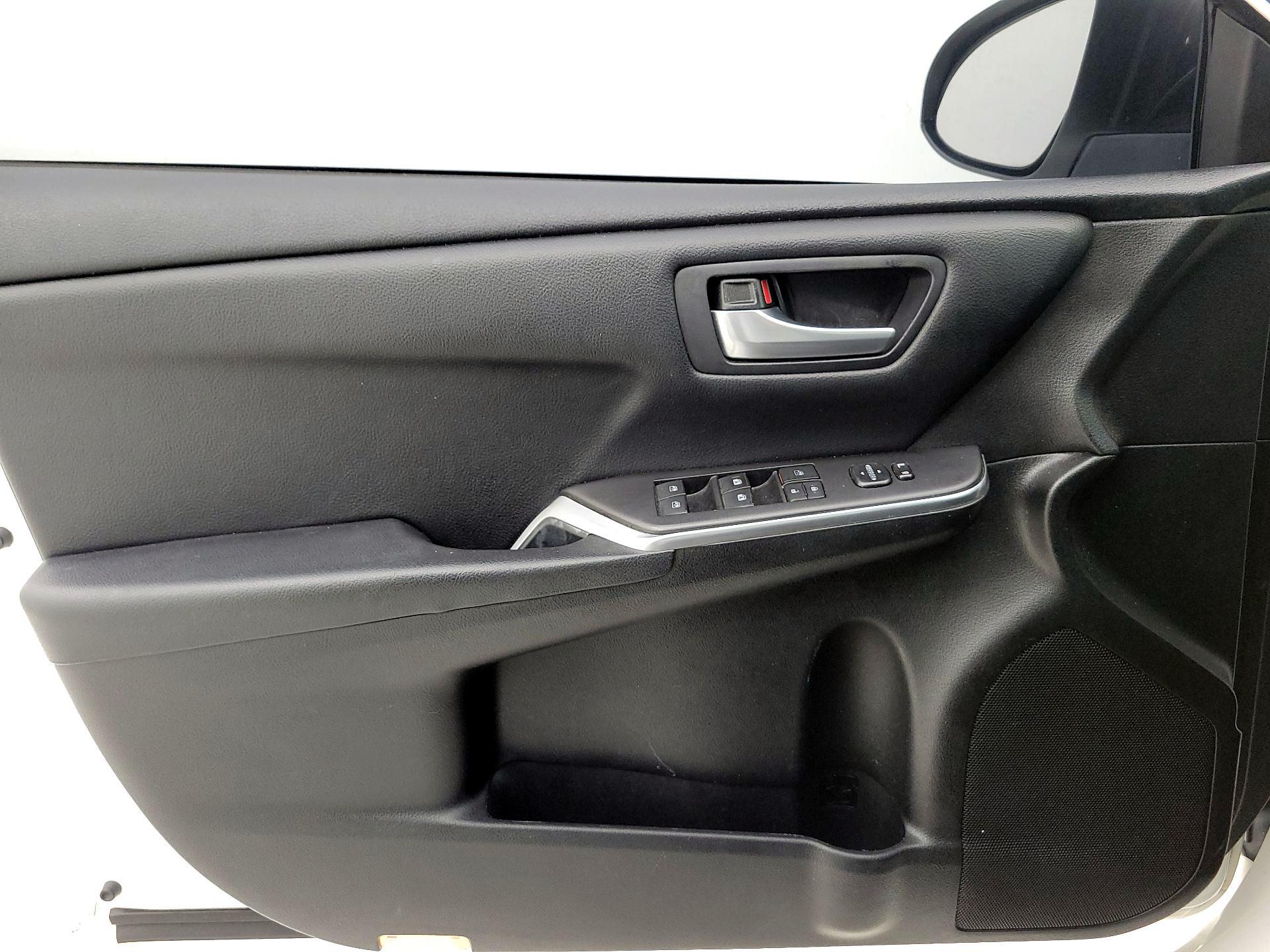 Thumbnail: 2016 Toyota Camry - 12
