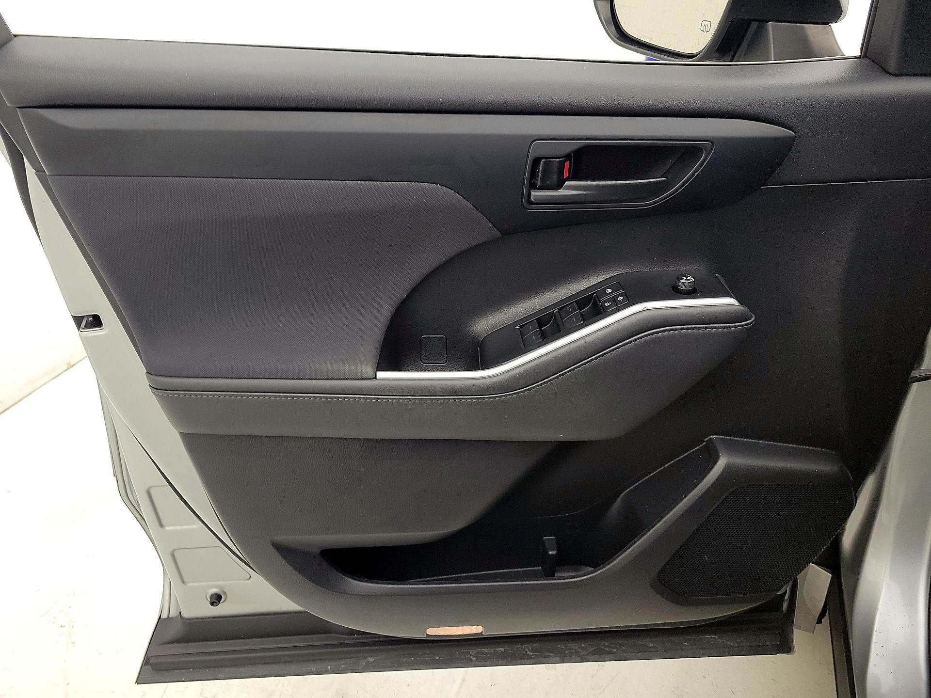 Thumbnail: 2020 Toyota Highlander - 10