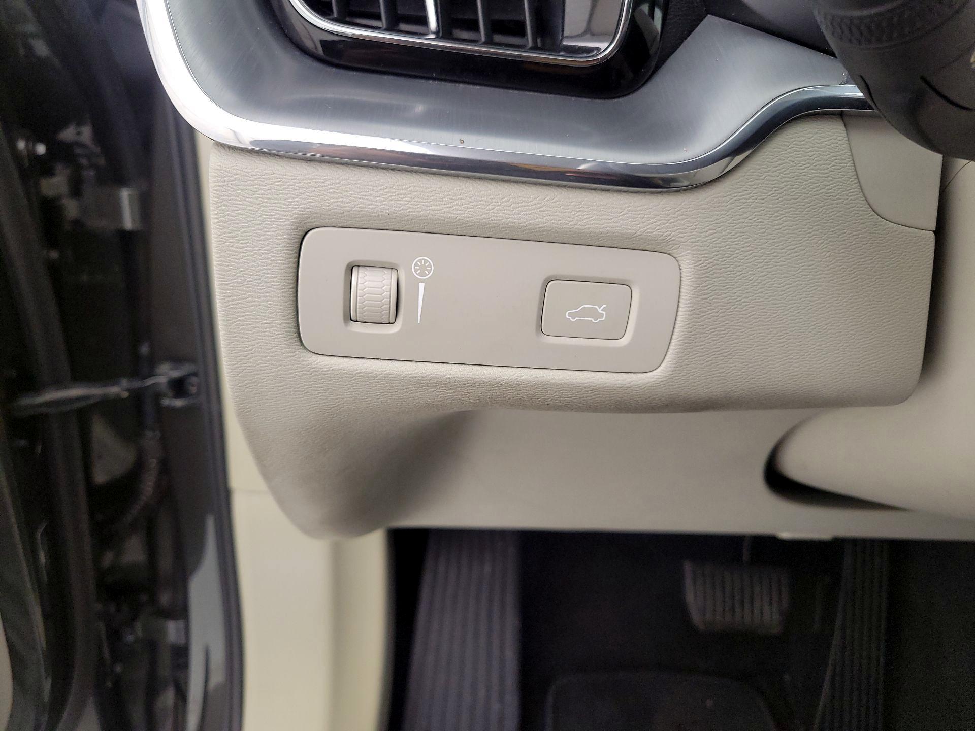 Thumbnail: 2018 Volvo XC60 - 13