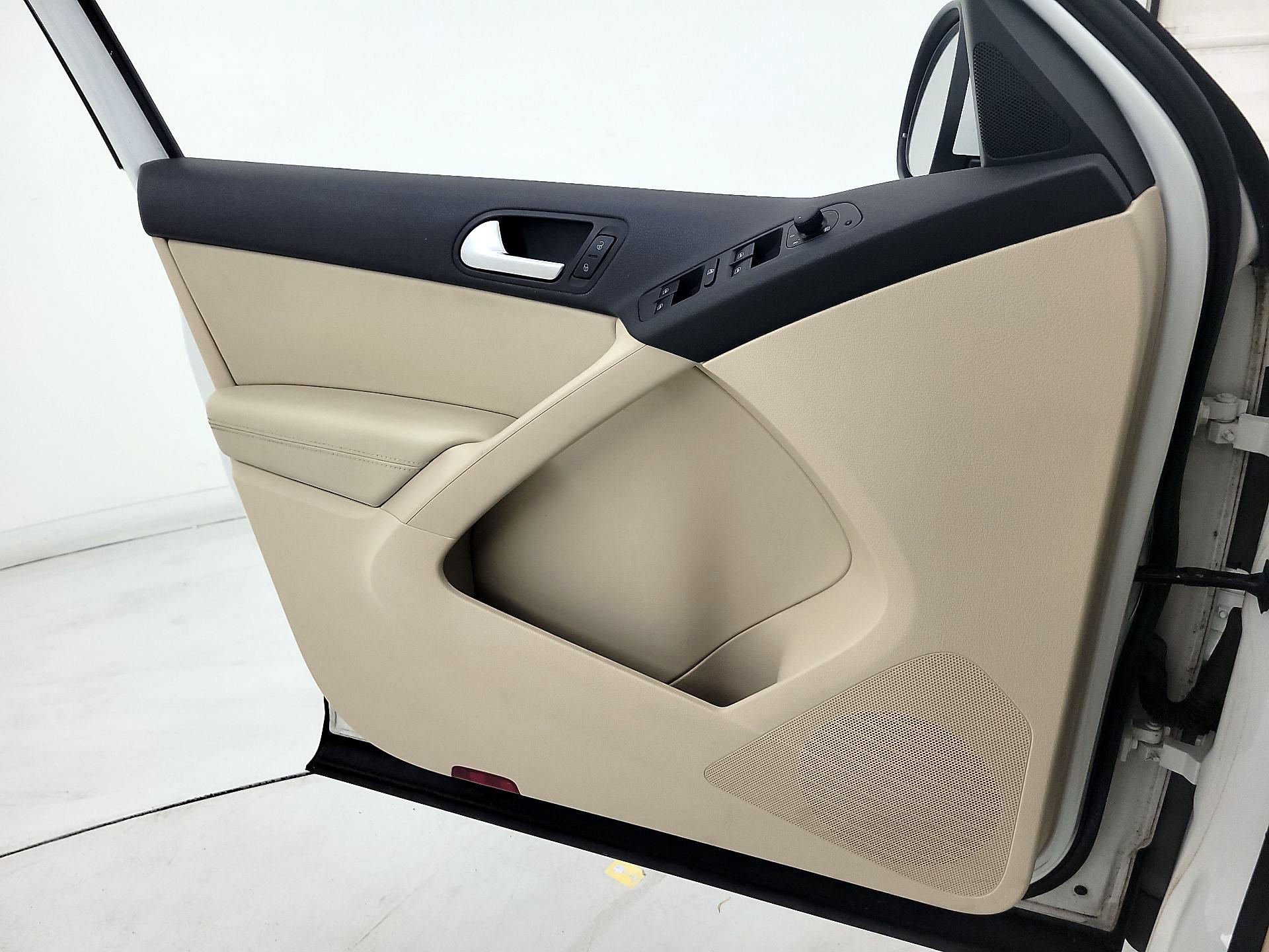 Thumbnail: 2017 Volkswagen Tiguan - 10