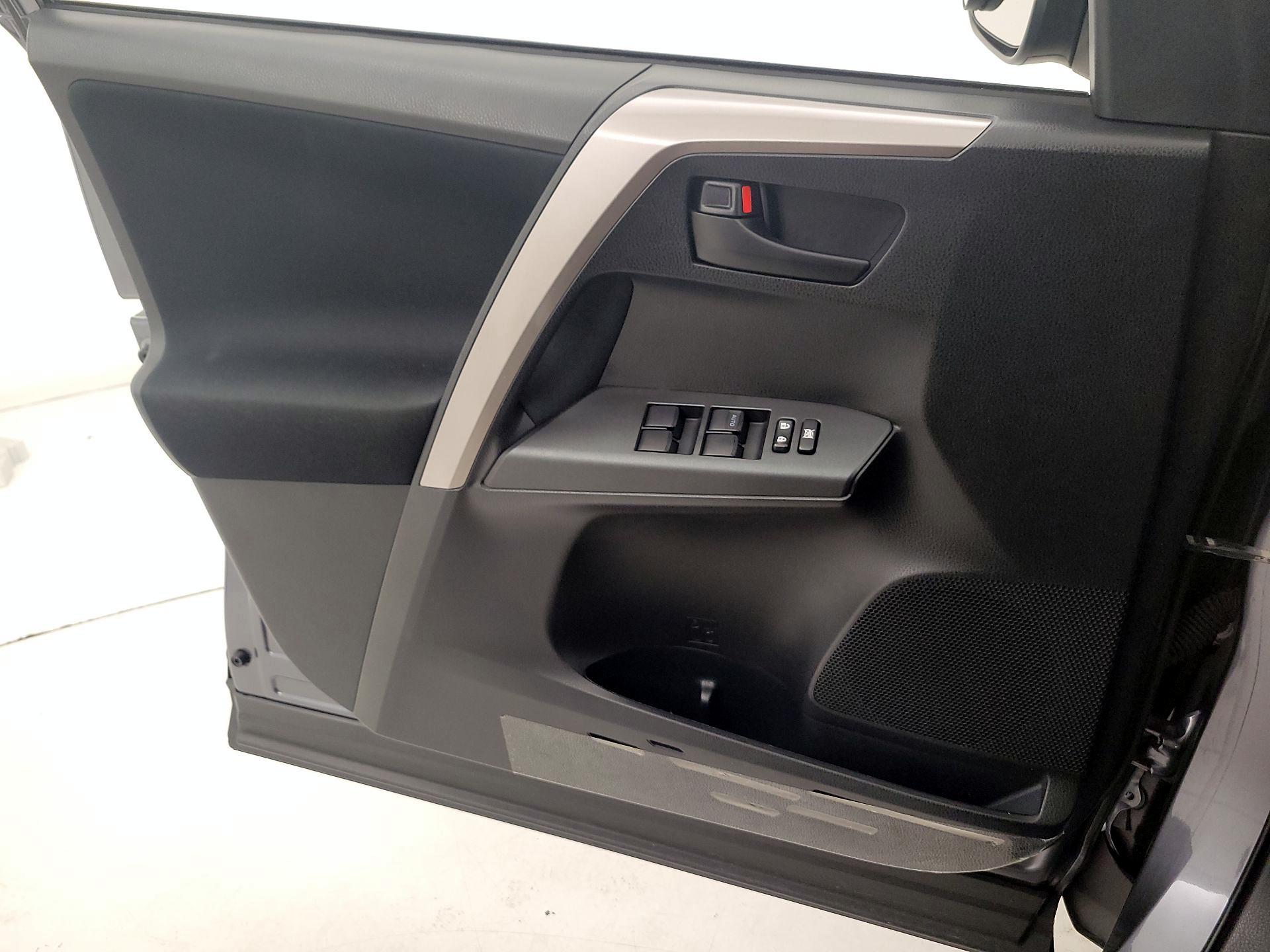 Thumbnail: 2018 Toyota RAV4 - 10