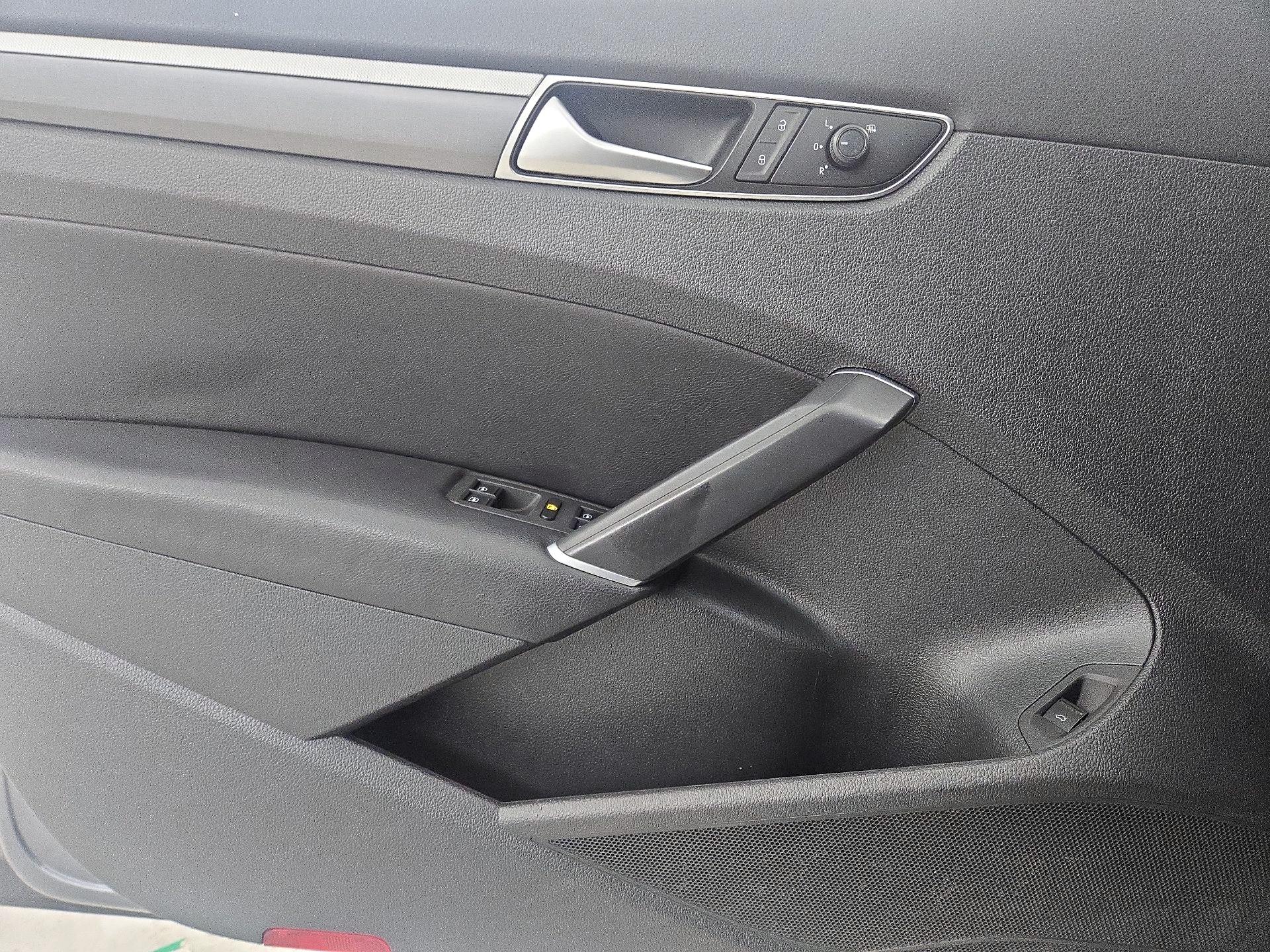 Thumbnail: 2018 Volkswagen Passat - 12