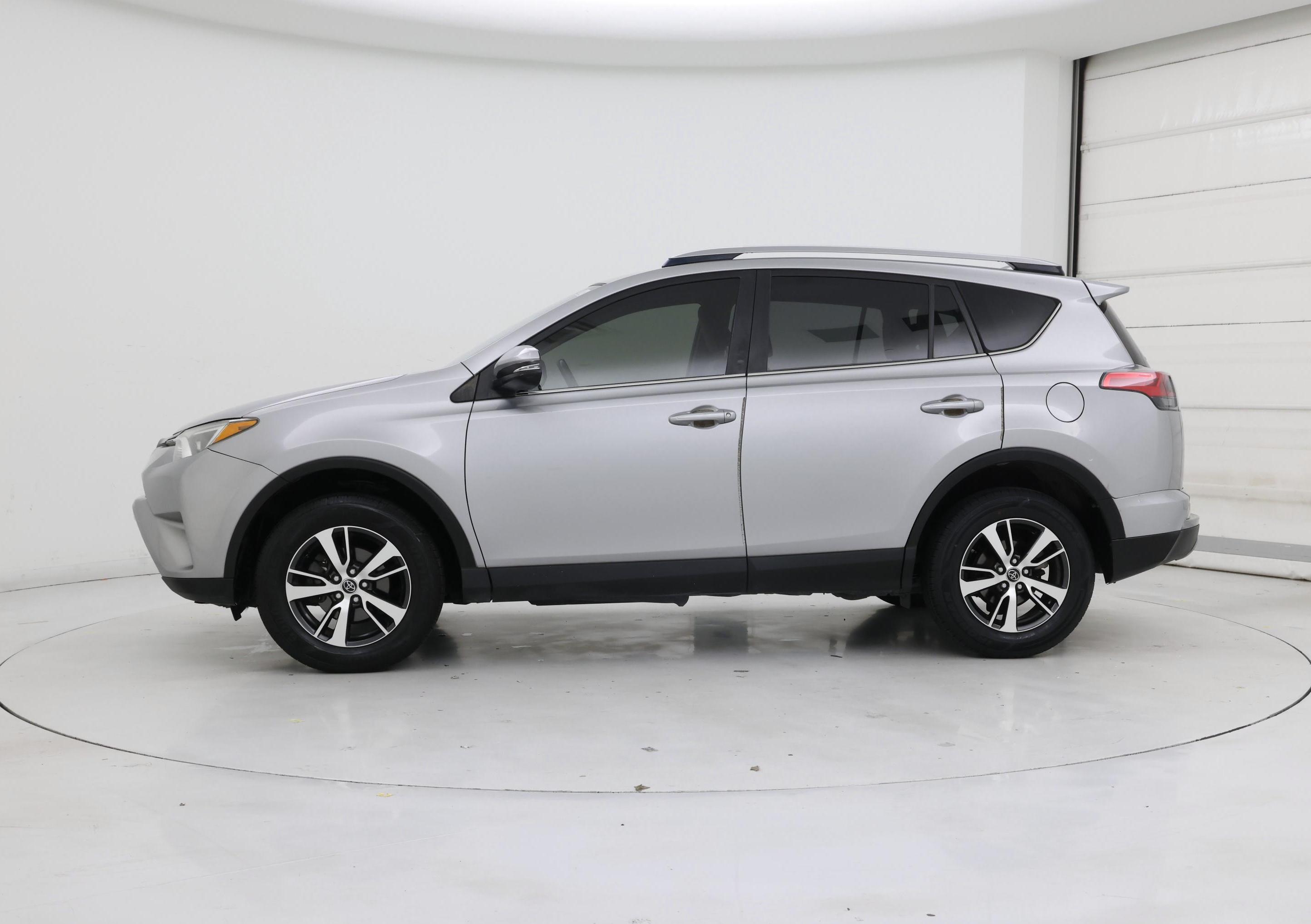 Thumbnail: 2018 Toyota RAV4 - 3