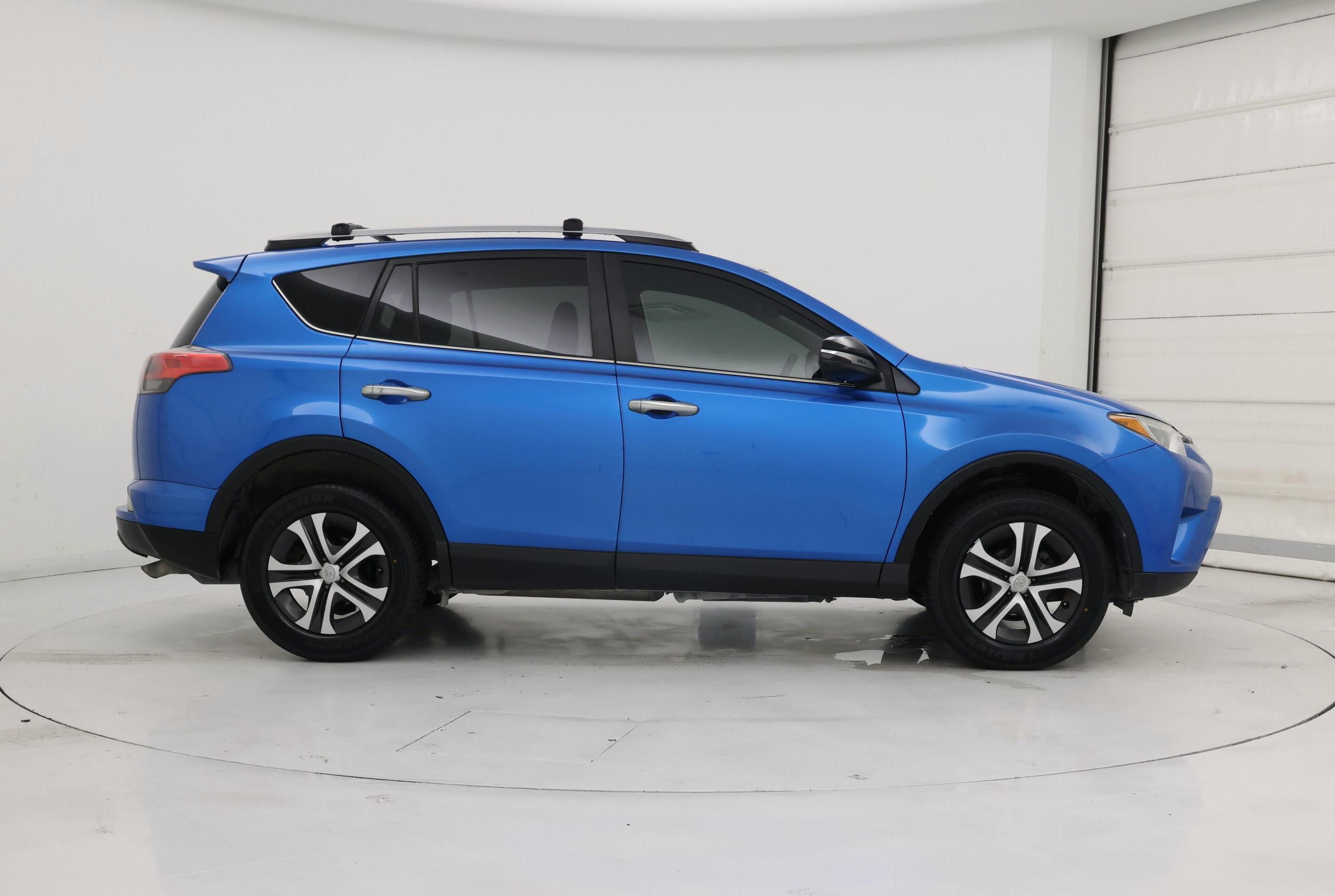 Thumbnail: 2017 Toyota RAV4 - 7