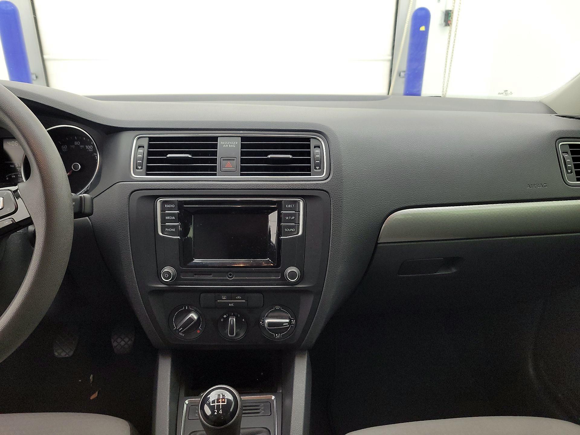 Thumbnail: 2017 Volkswagen Jetta - 9