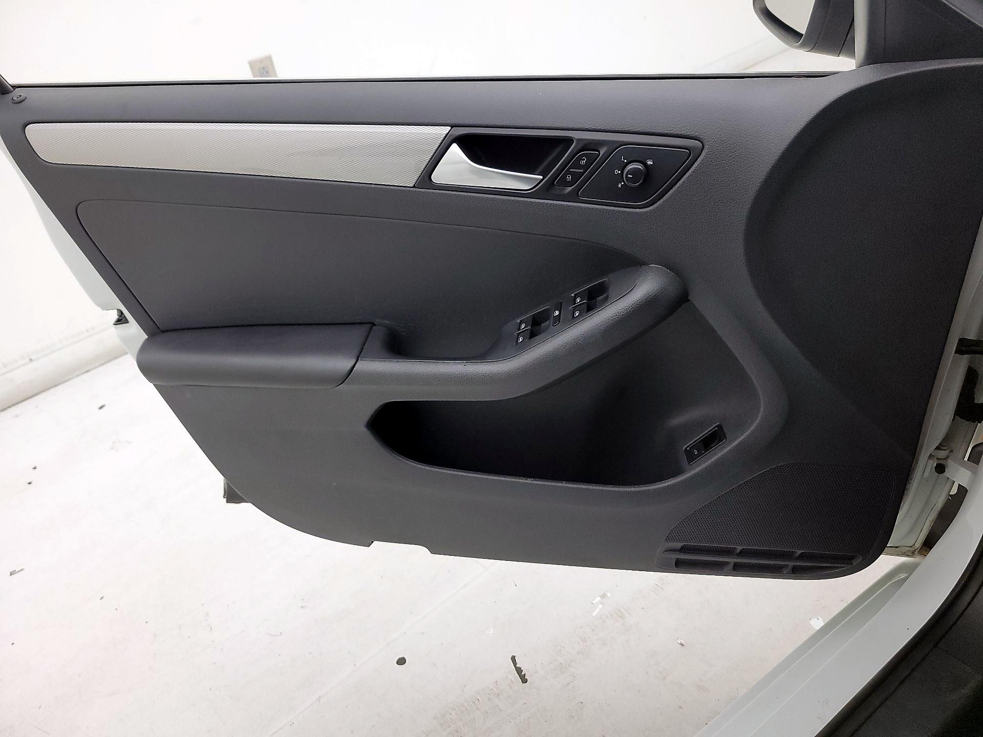 Thumbnail: 2017 Volkswagen Jetta - 12