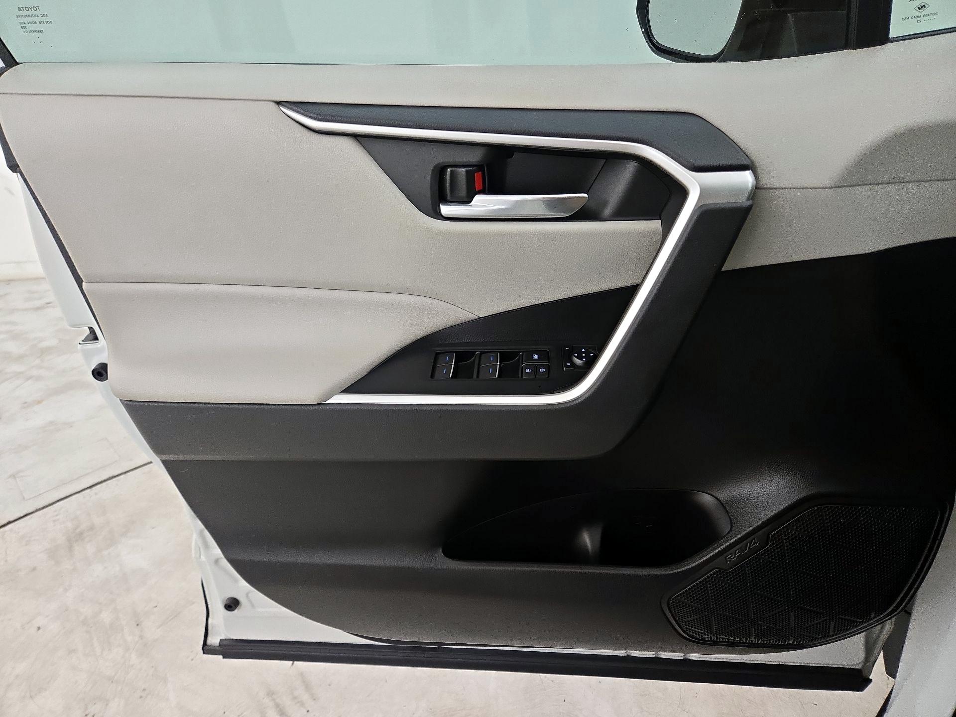 Thumbnail: 2022 Toyota RAV4 - 12