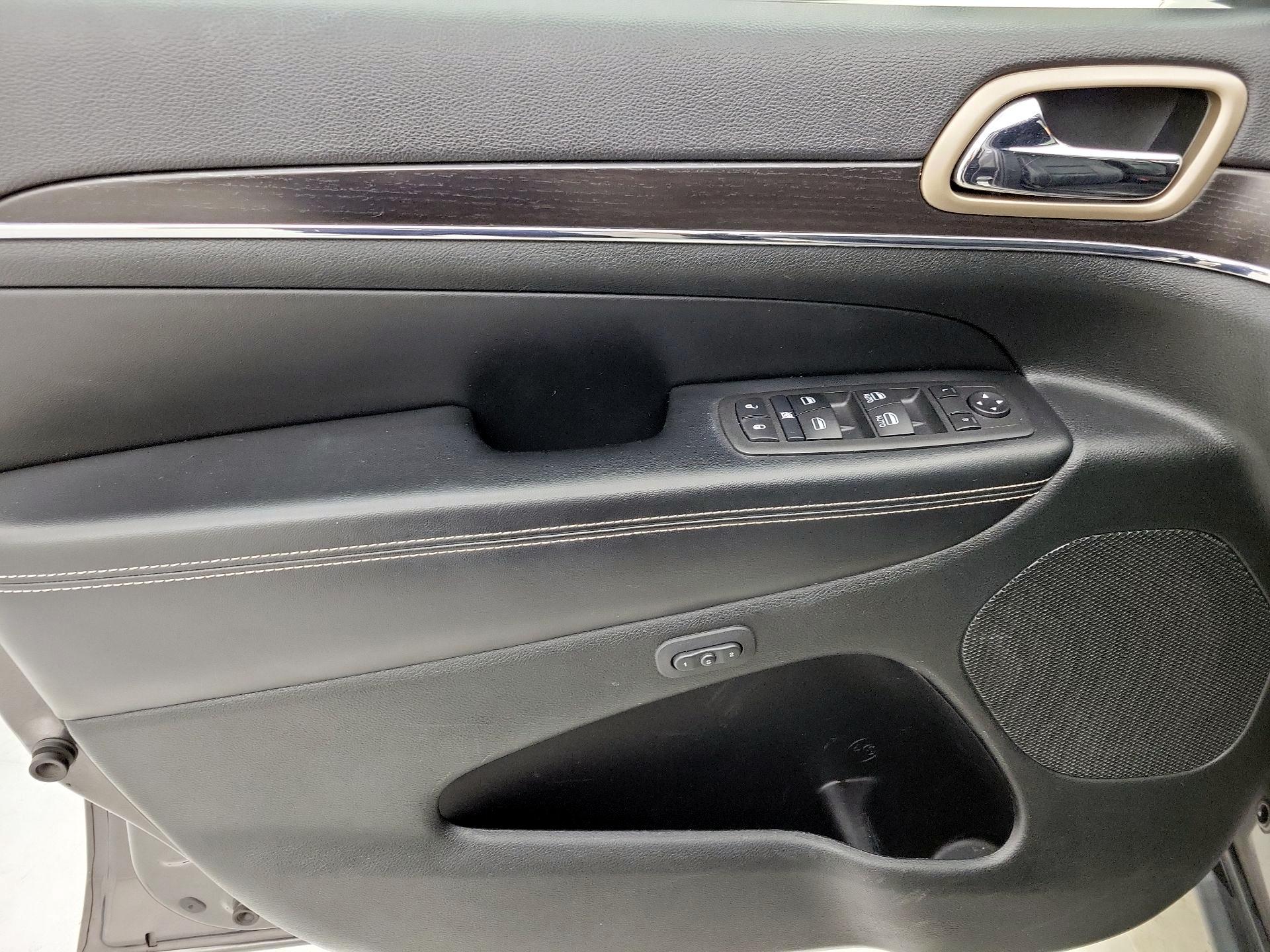 Thumbnail: 2015 Jeep Grand Cherokee - 12