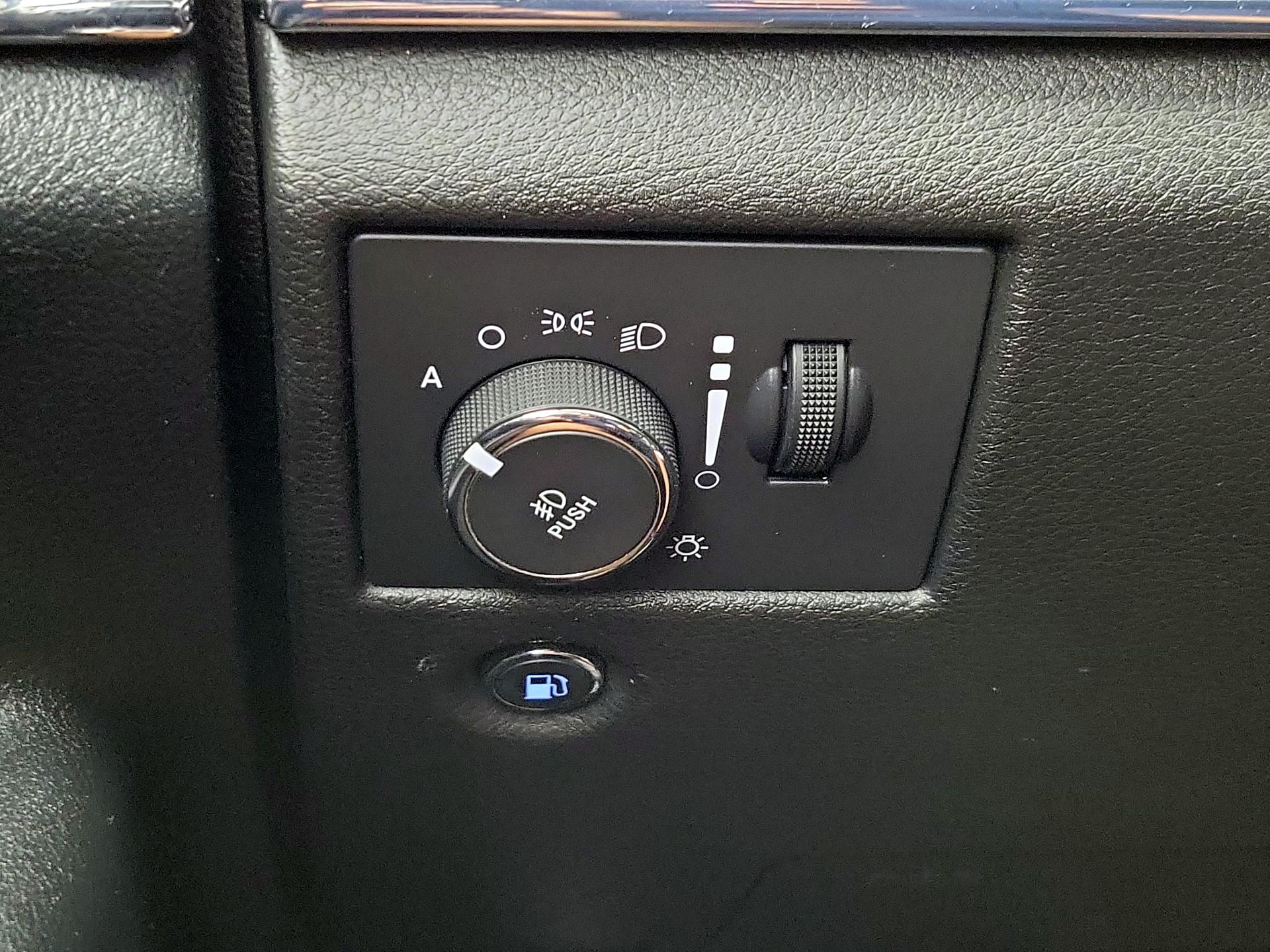 Thumbnail: 2015 Jeep Grand Cherokee - 13