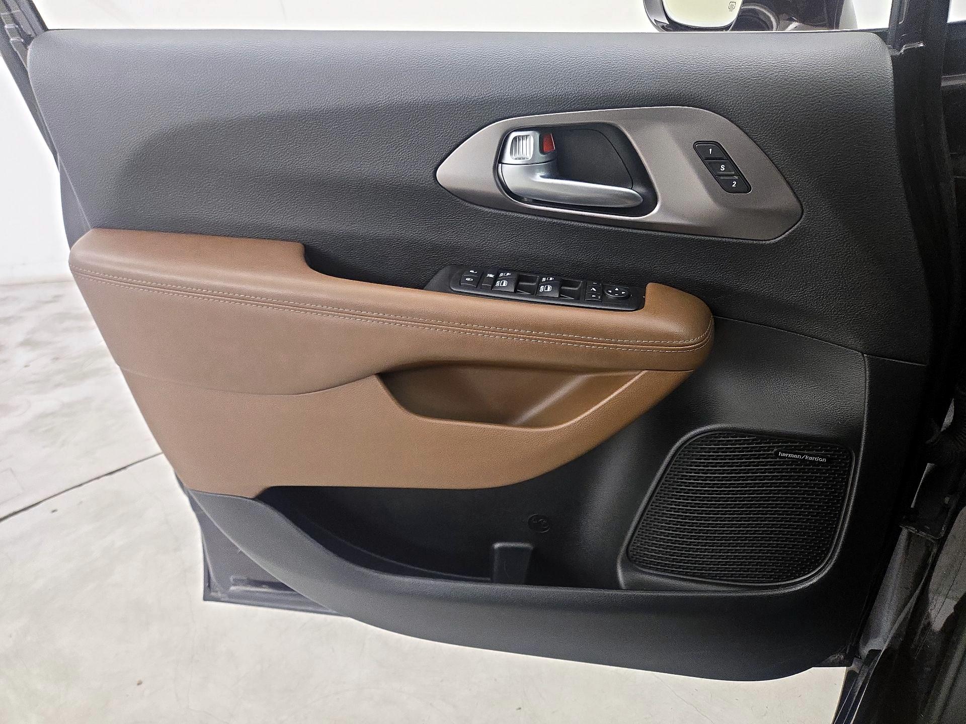 Thumbnail: 2017 Chrysler Pacifica - 12