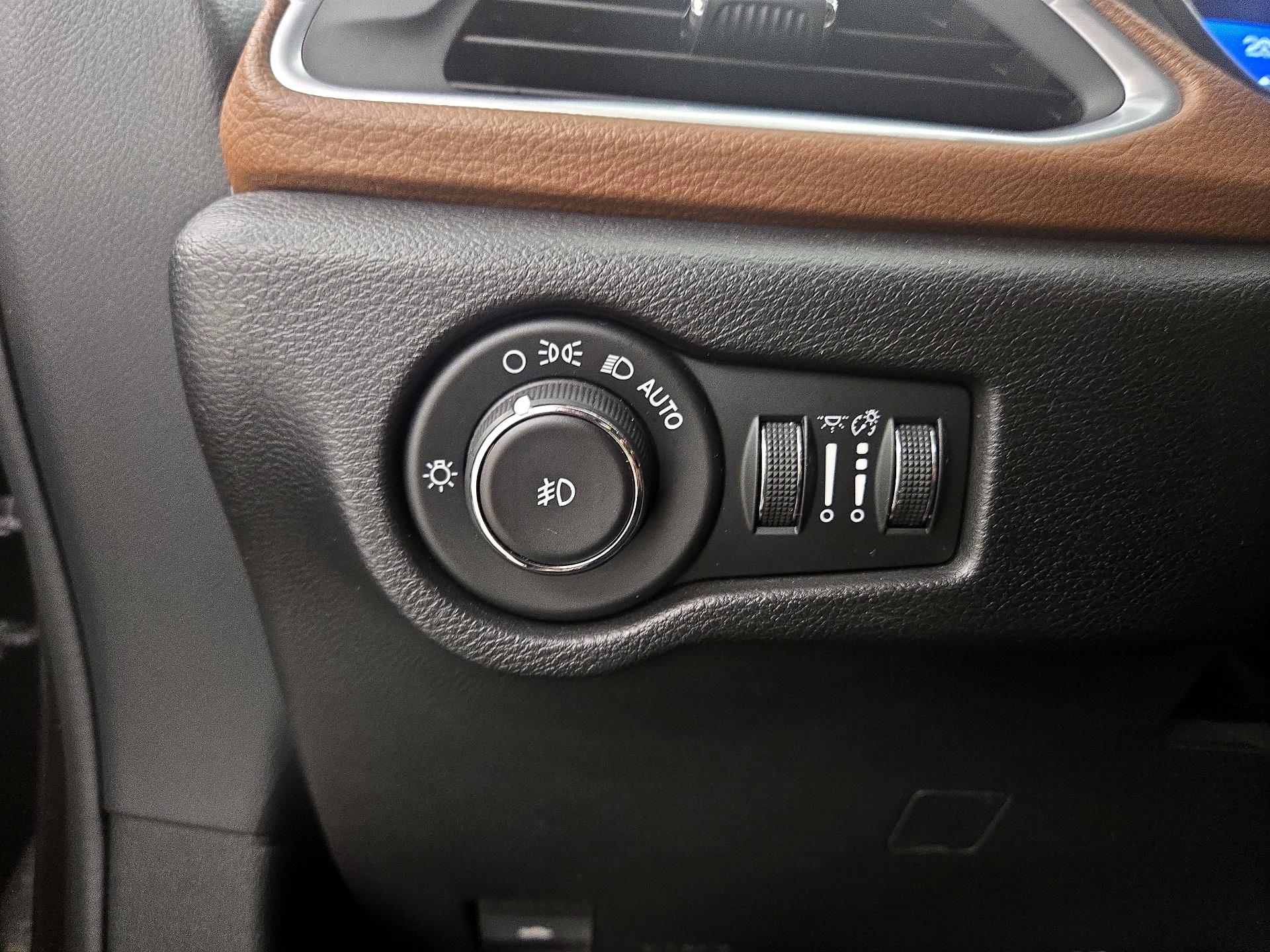 Thumbnail: 2017 Chrysler Pacifica - 13