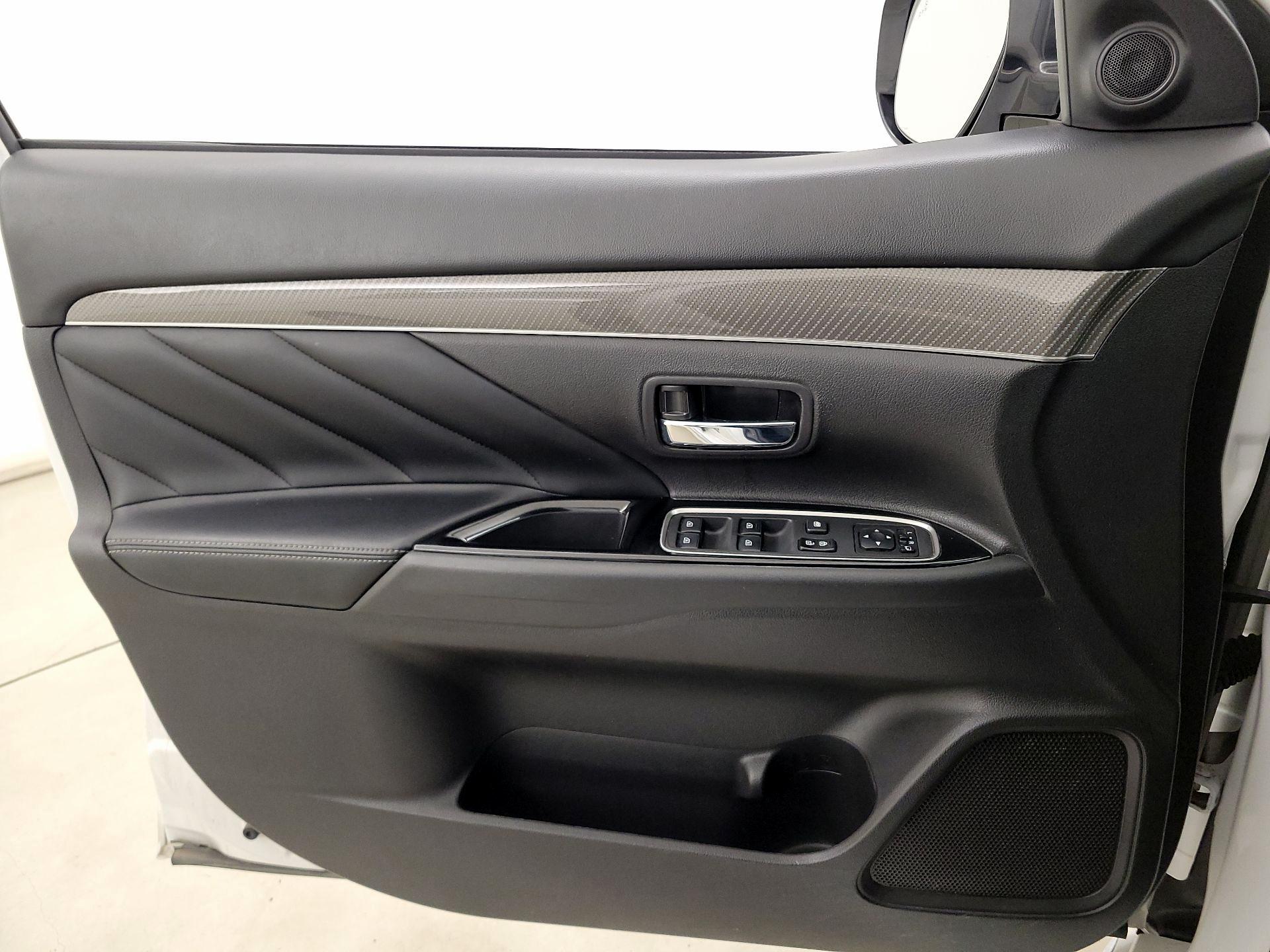 Thumbnail: 2019 Mitsubishi Outlander - 12